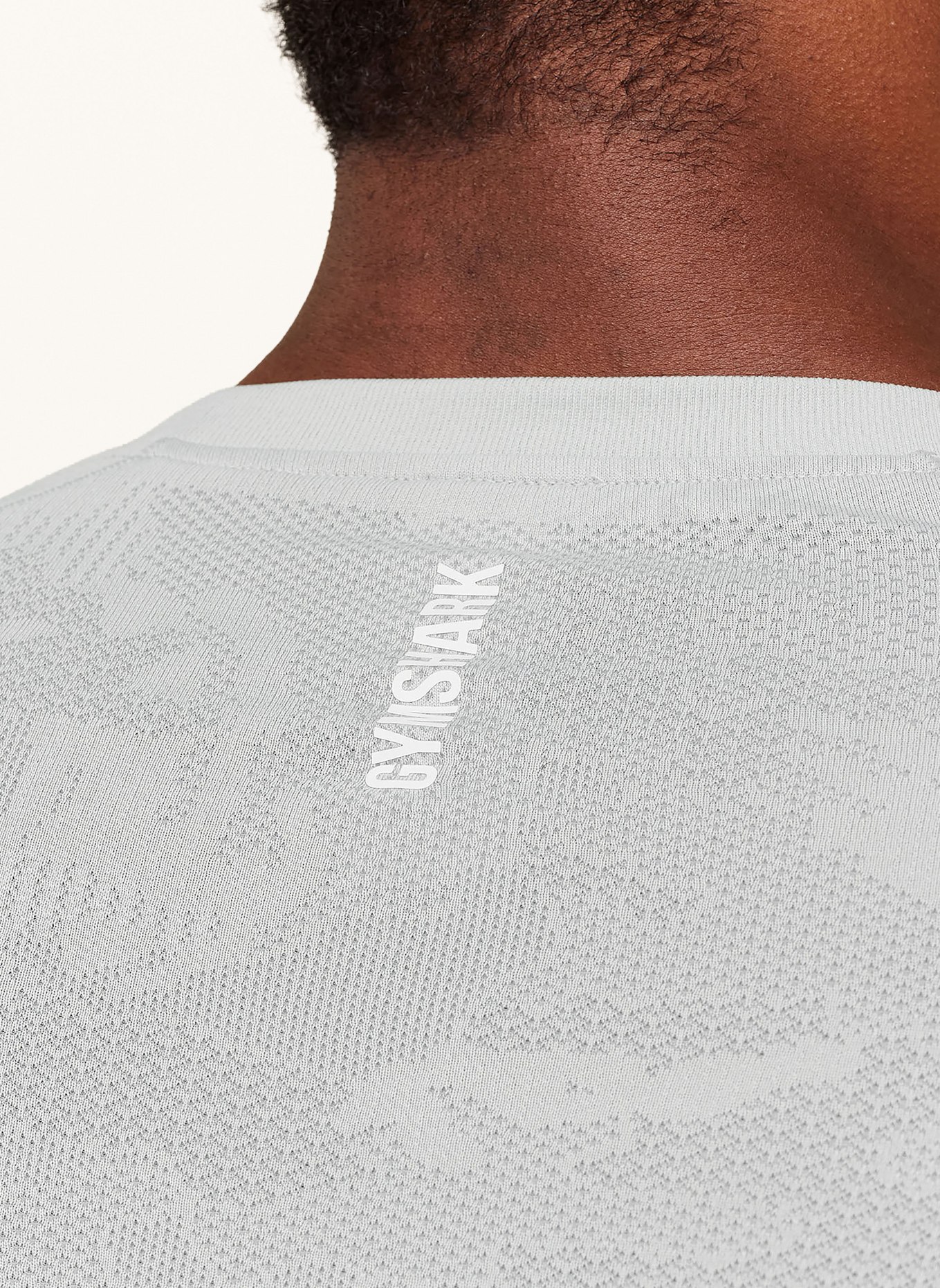 GYMSHARK Longsleeve GEO SEAMLESS: HELLGRAU / WEISS