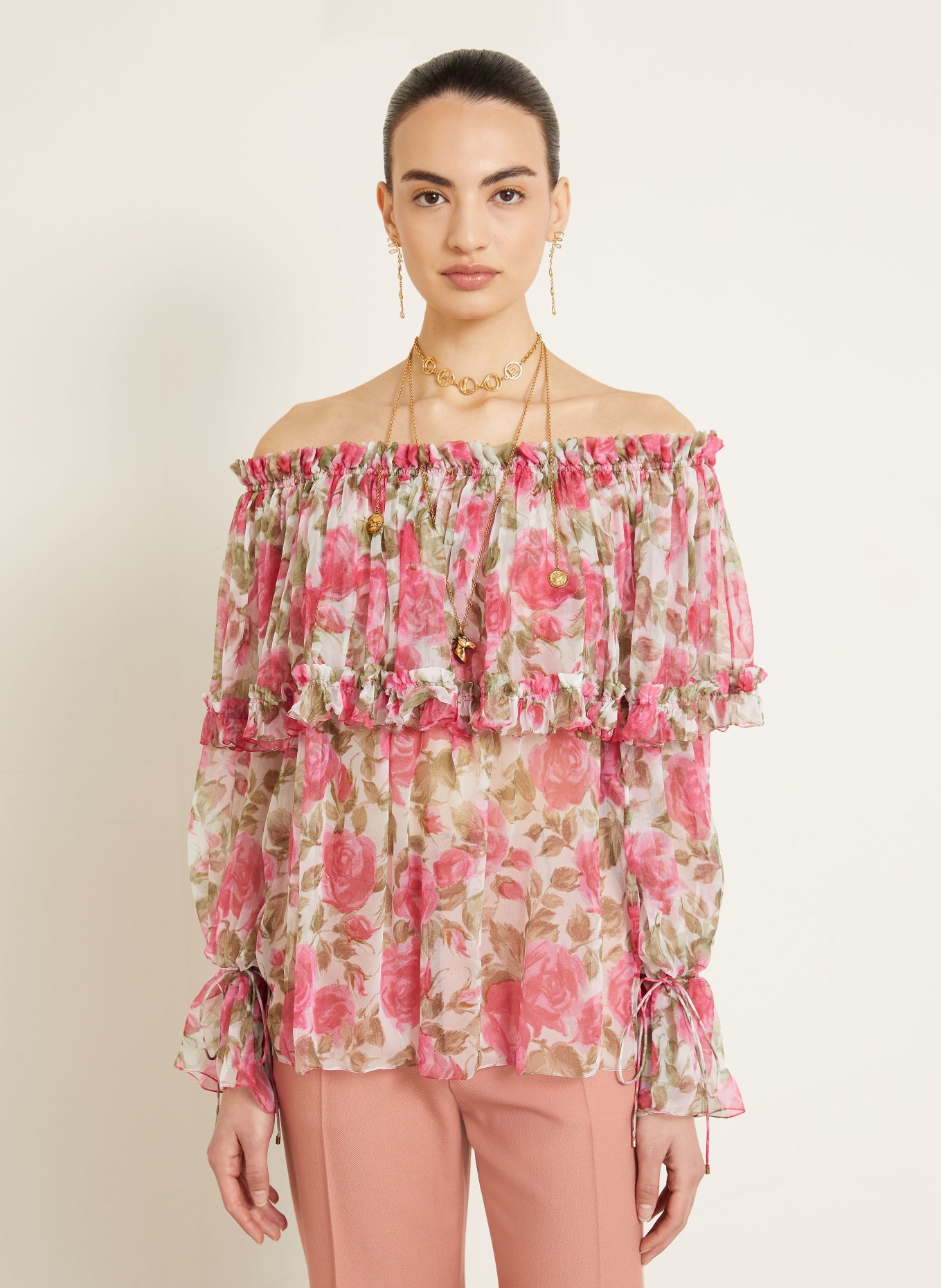 Chloé Hedvábná blůza s odhalenými rameny a volánky: RŮŽOVÁ / OLIVOVÁ / BÍLÁ