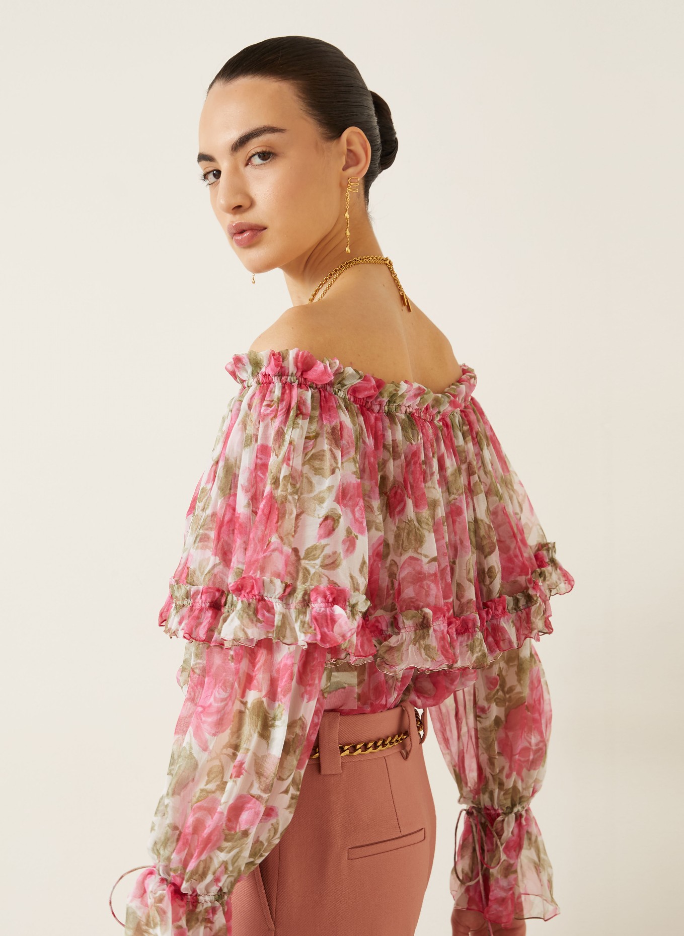 Chloé Hedvábná blůza s odhalenými rameny a volánky: RŮŽOVÁ / OLIVOVÁ / BÍLÁ