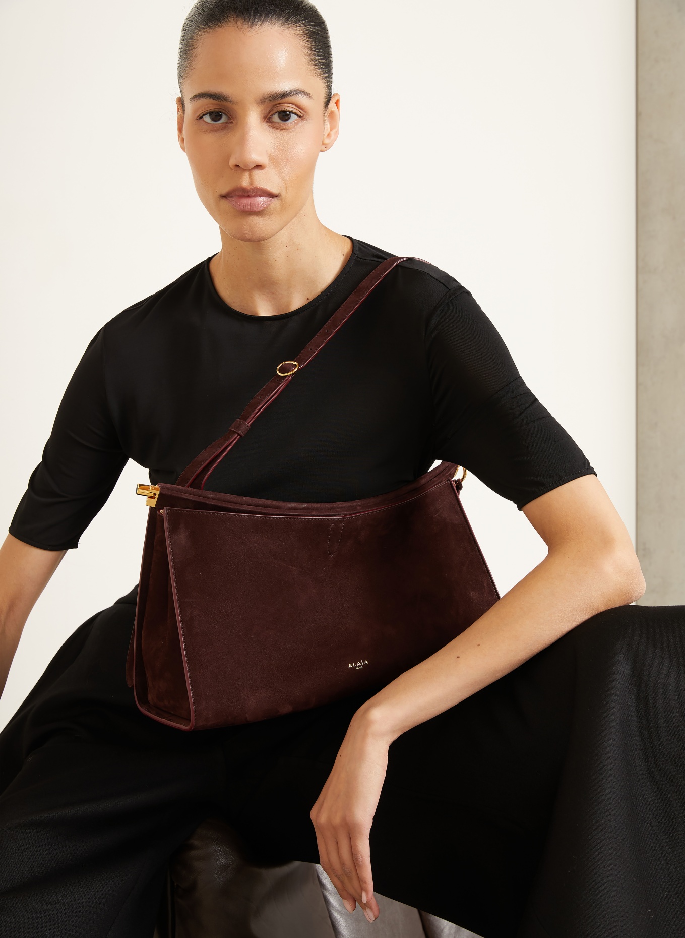 ALAÏA Handtas LE CLICK POCKET 35: MARRON FONCÉ / GOUD