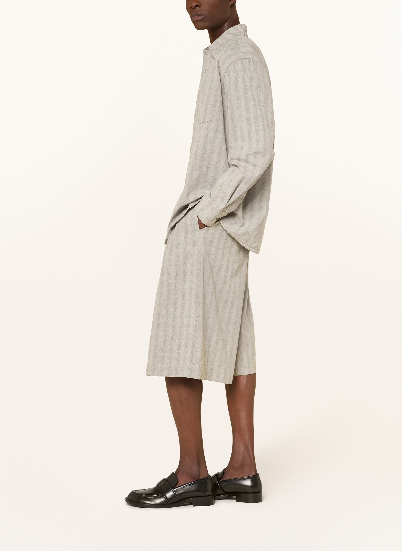 OUR LEGACY Shorts SPLIT mit Leinen: HELLGRAU / GRAU