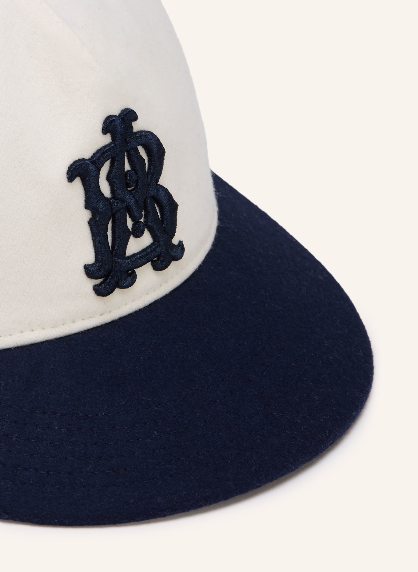 about:blank Čepice: KRÉMOVÁ / TMAVĚ MODRÁ