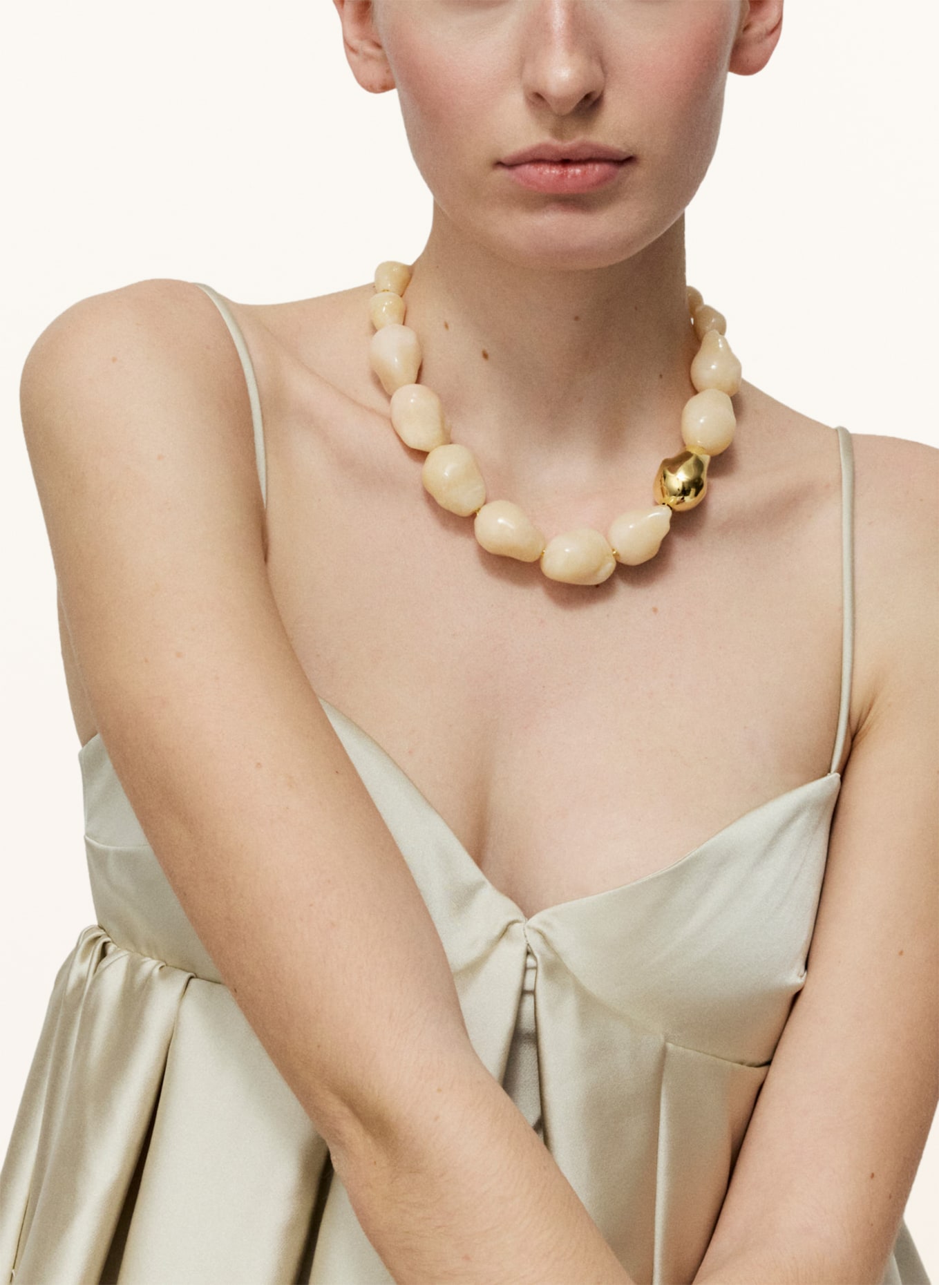 VANESSA BARONI Náhrdelník BIG ORGANIC PEARL: KRÉMOVÁ / ZLATÁ