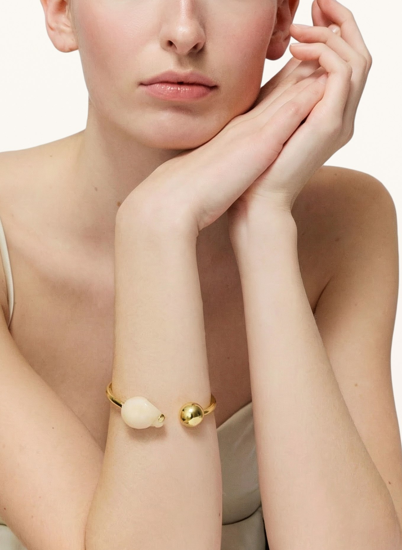 VANESSA BARONI PEARL BANGLE: GOLD / CREAM