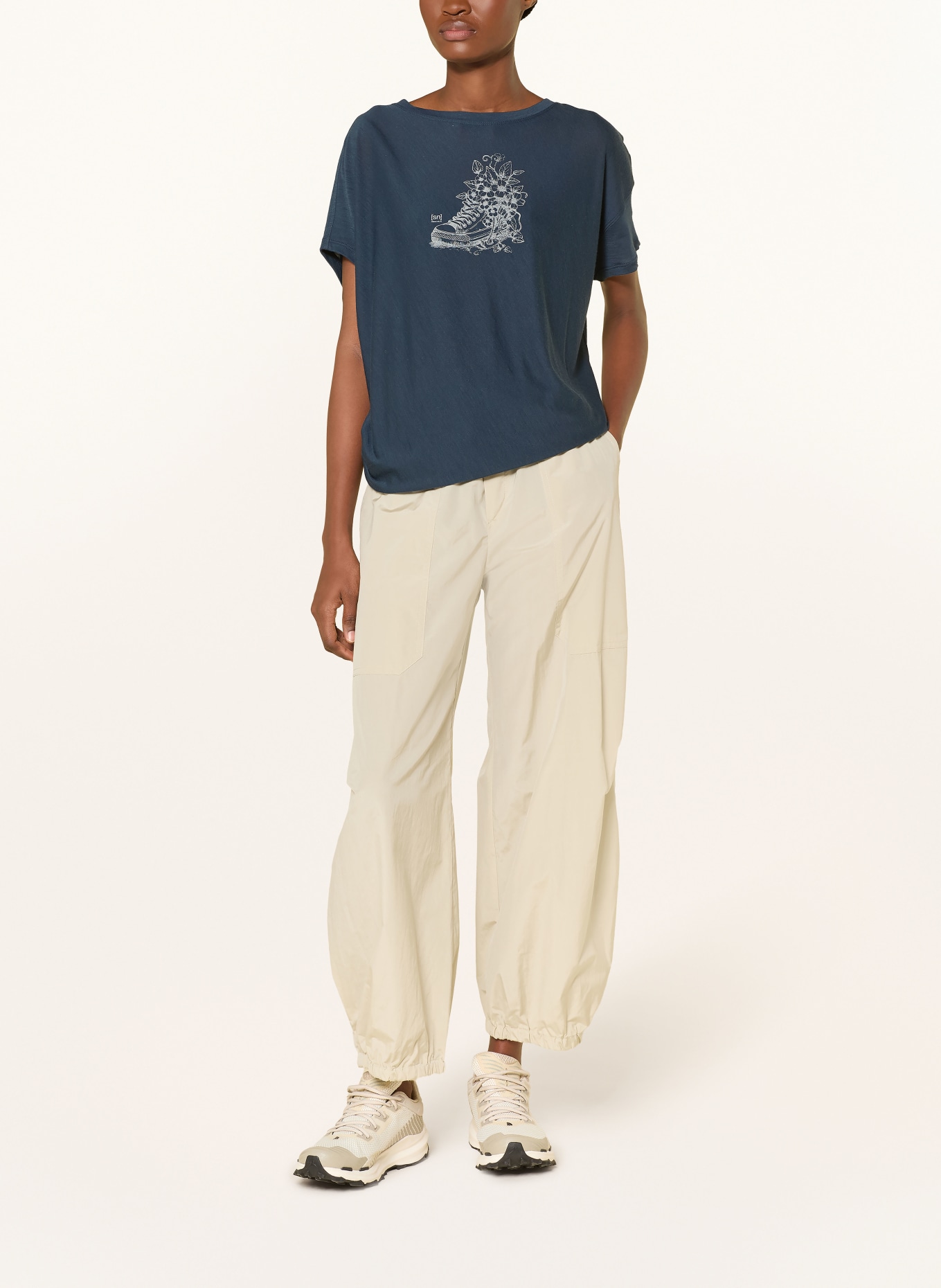 super.natural Funktionsshirt FLOWER SNEAKERS mit Merinowolle: DUNKELBLAU