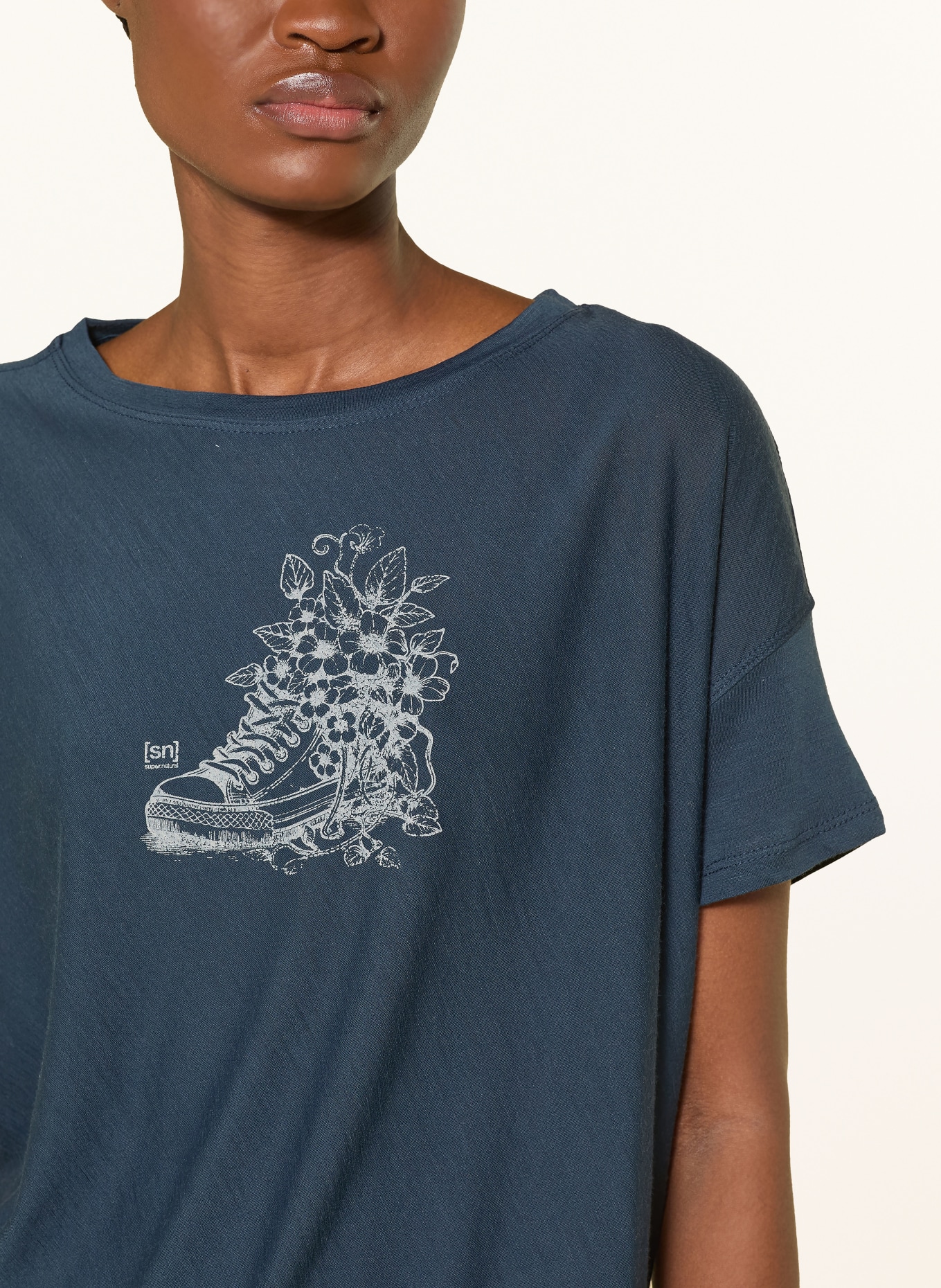 super.natural Funktionsshirt FLOWER SNEAKERS mit Merinowolle: DUNKELBLAU