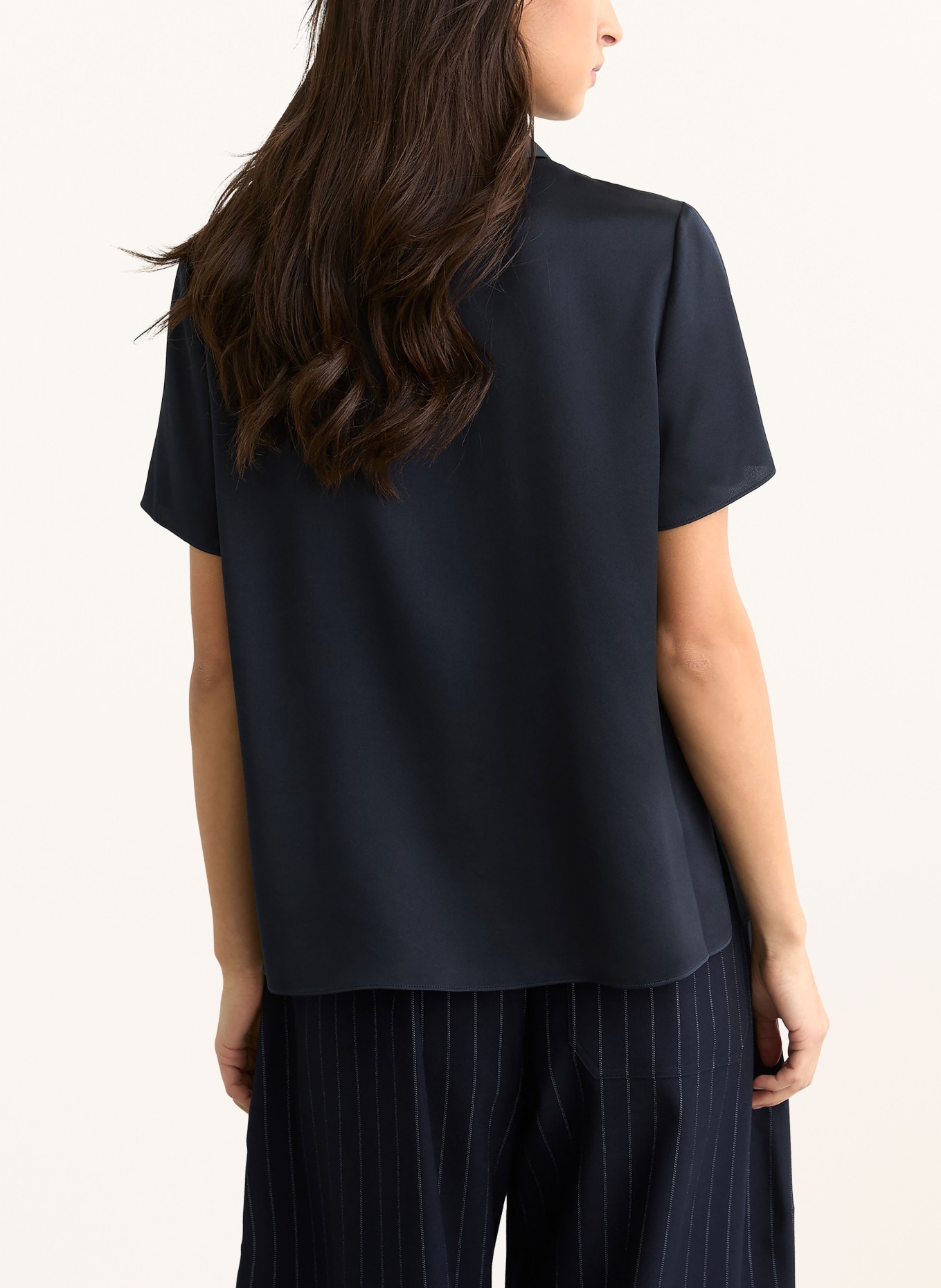 REISS Polokošile POLLY z hedvábí: TMAVĚ MODRÁ