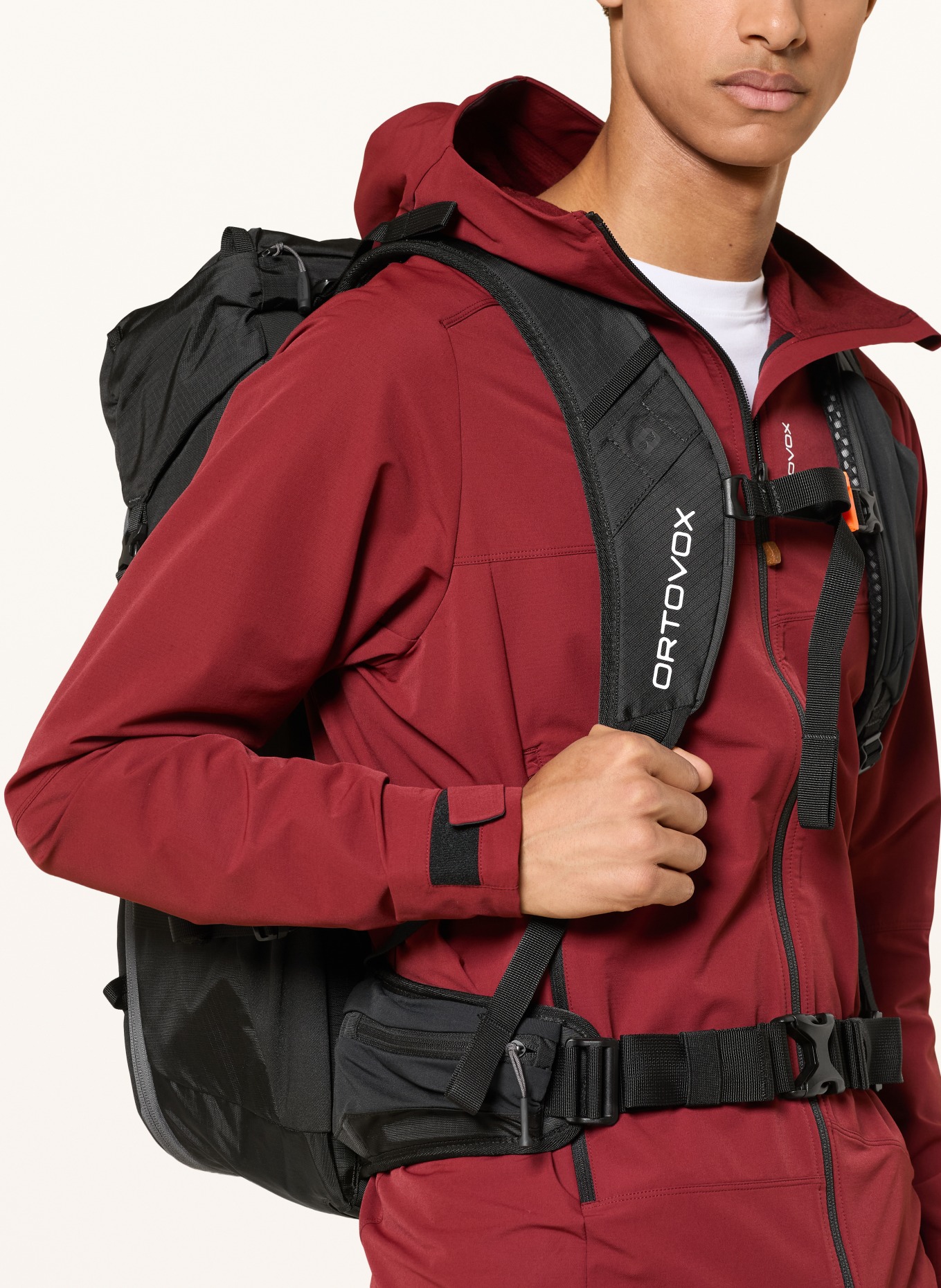 ORTOVOX Batoh TRAVERSE 30: ČERNÁ / BÍLÁ