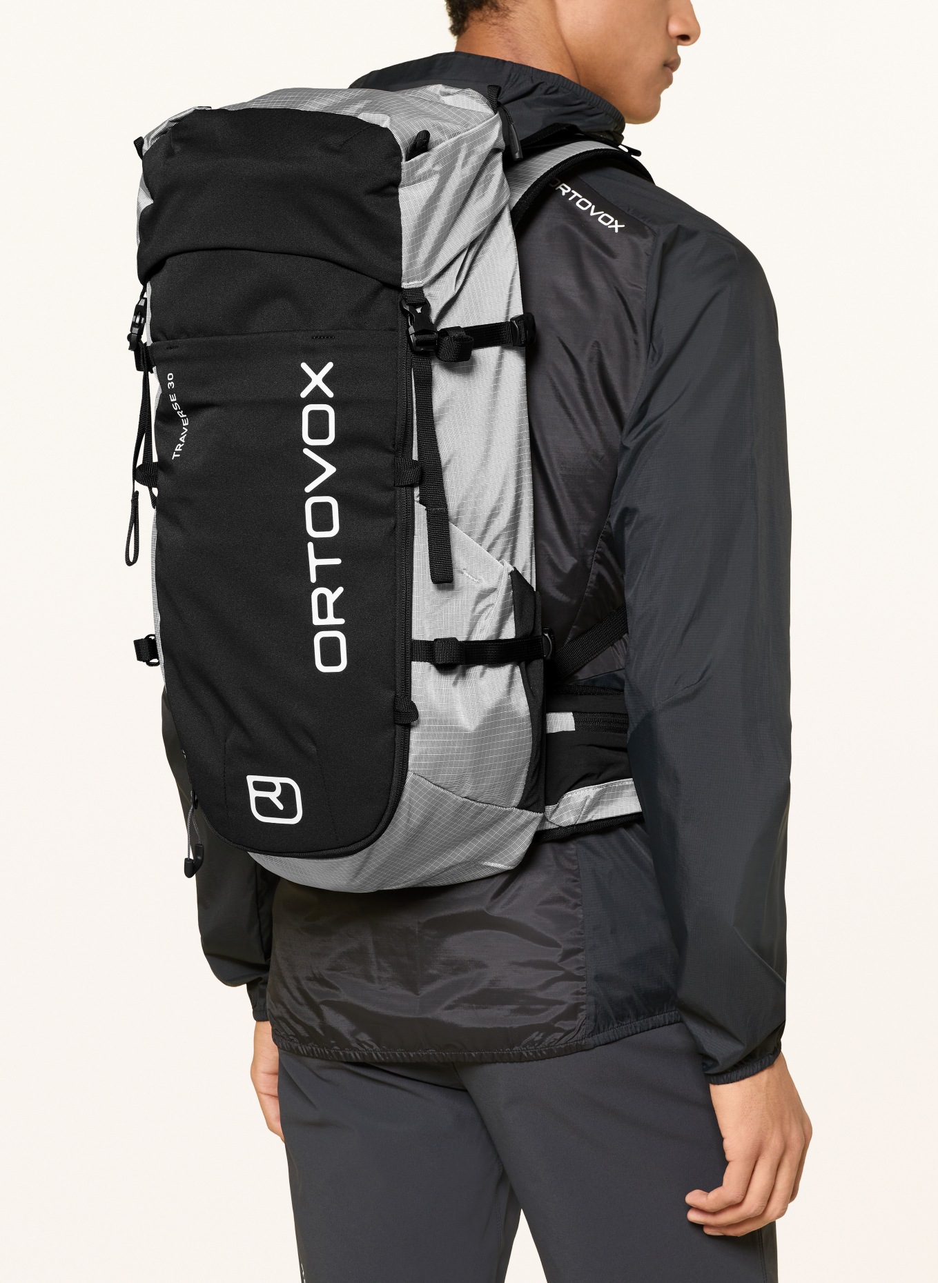 ORTOVOX Batoh TRAVERSE PURE 30: ŠEDÁ / BÍLÁ / ČERNÁ