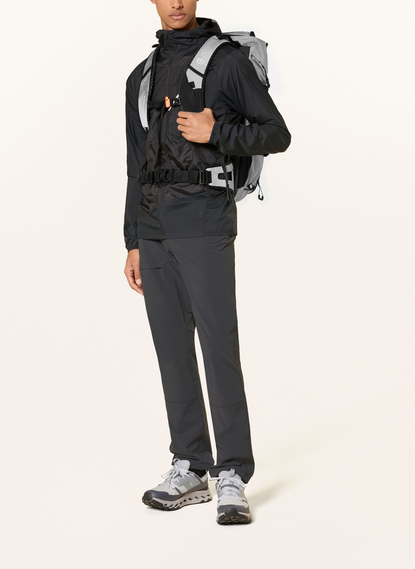 ORTOVOX Batoh TRAVERSE PURE 30: ŠEDÁ / BÍLÁ / ČERNÁ