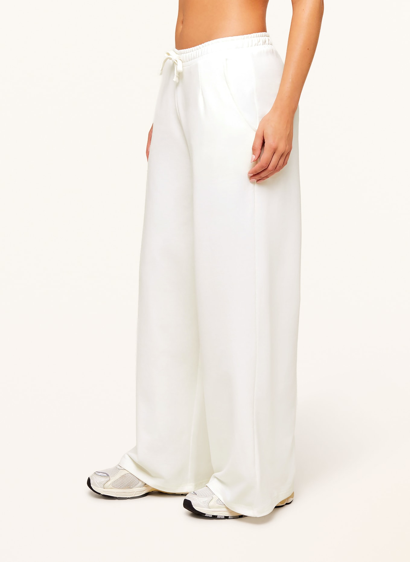 GYMSHARK Sweatpants: WEISS