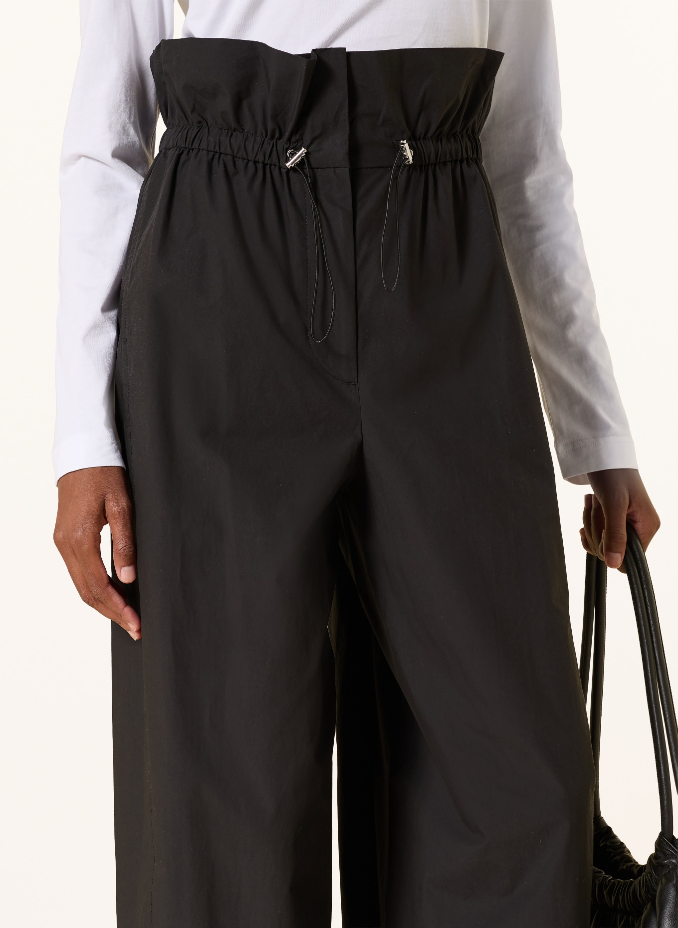 ARKET Kalhoty typu paperbag: ČERNÁ