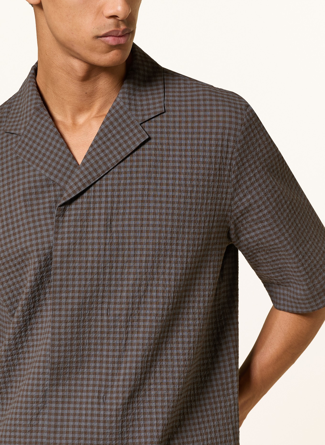 COS Košile na dovolenou, regular fit: TMAVĚ ŠEDÁ / TMAVĚ HNĚDÁ