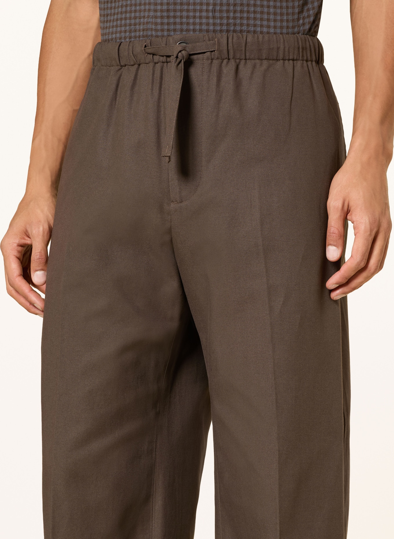 COS Pantalon coupe classique: MARRON FONCÉ