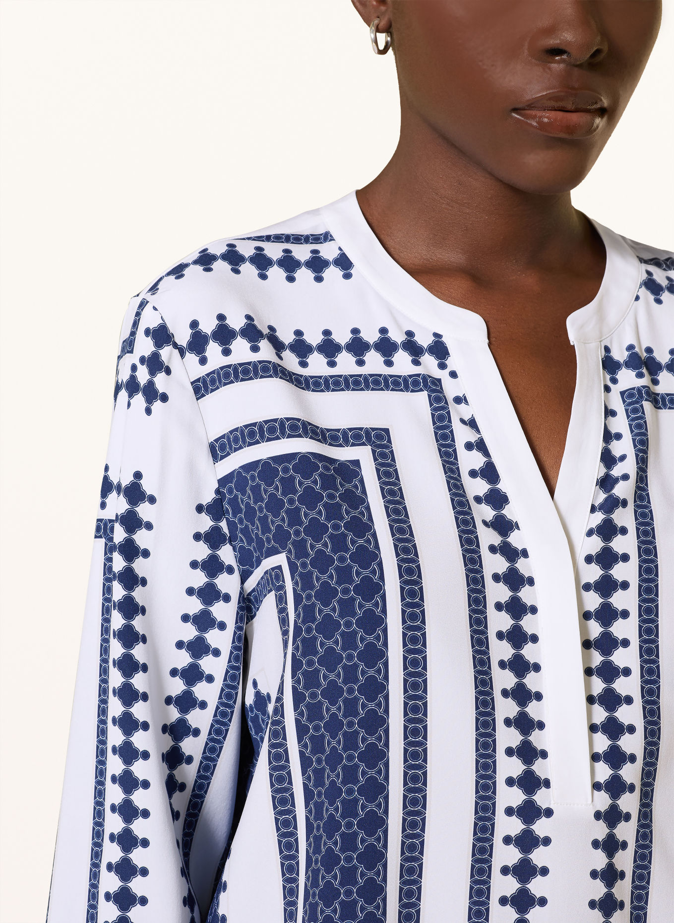 HERZENS Blusenshirt aus Seide: WEISS / DUNKELBLAU