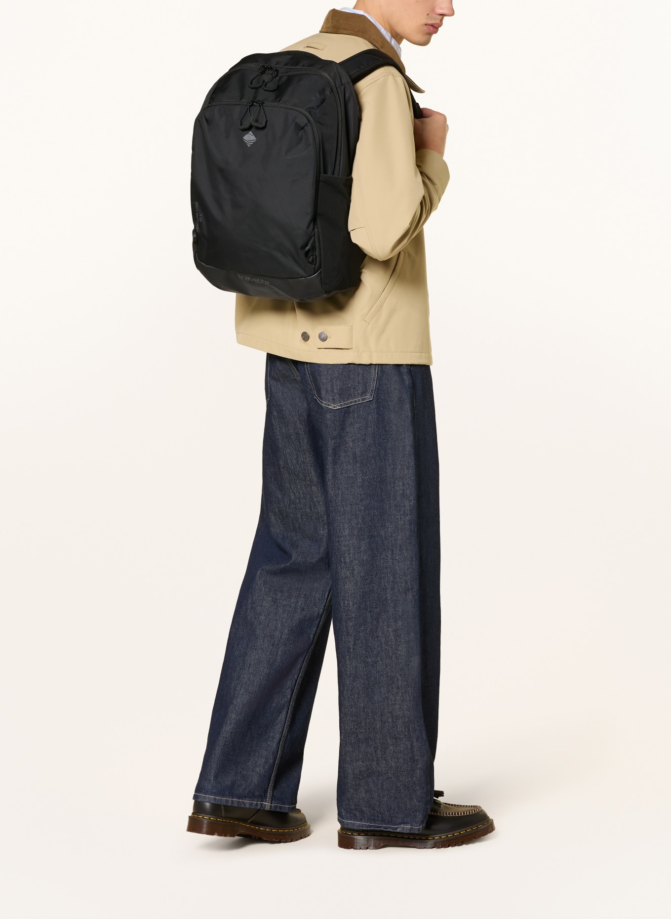 travelite Batoh VENTURE LINE MEDIUM 22 l s přihrádkou na notebook: ČERNÁ