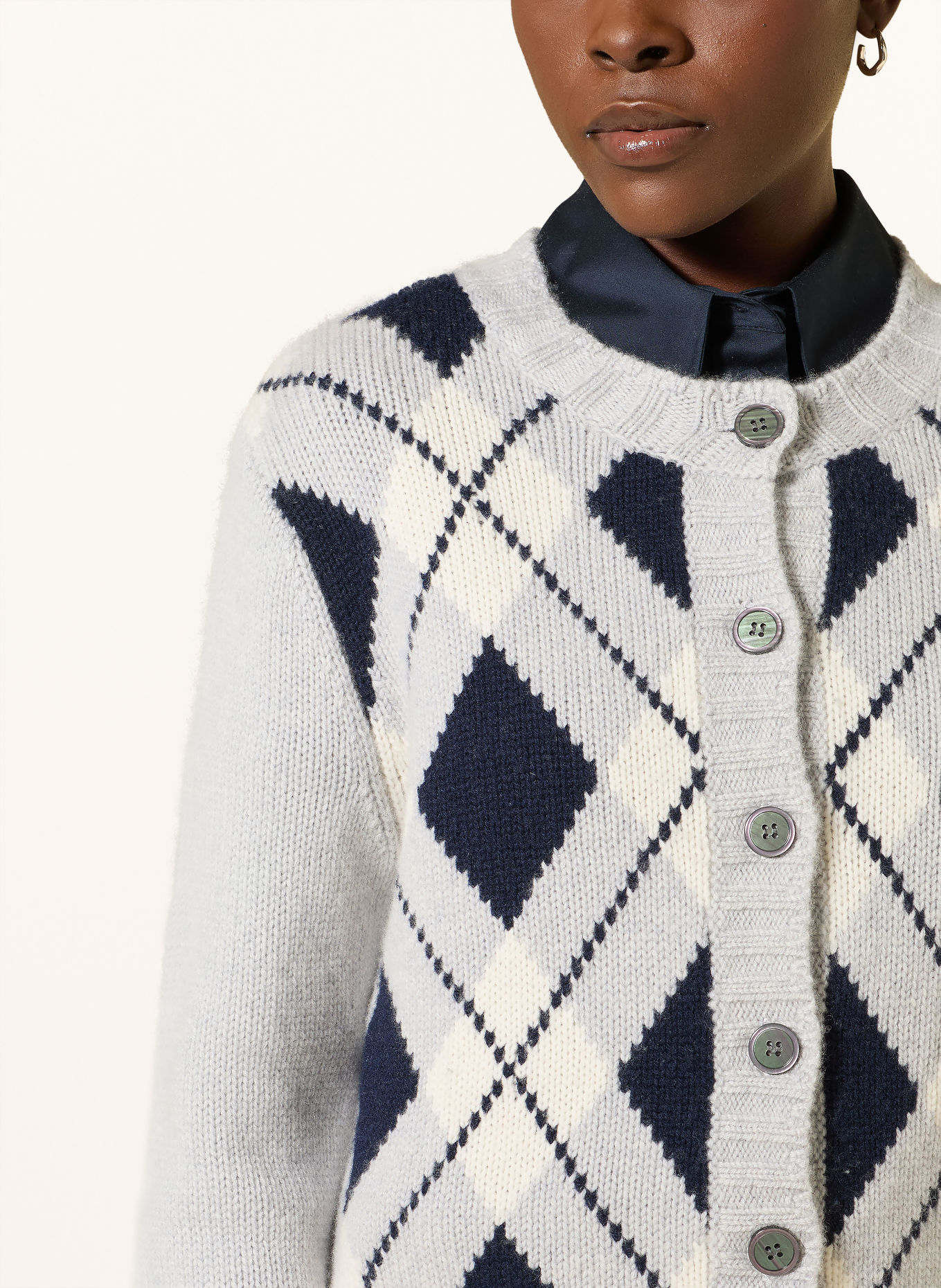 Alcidia da Veiga Cardigan en cachemire: BLEU GRIS / CRÈME / BLEU FONCÉ