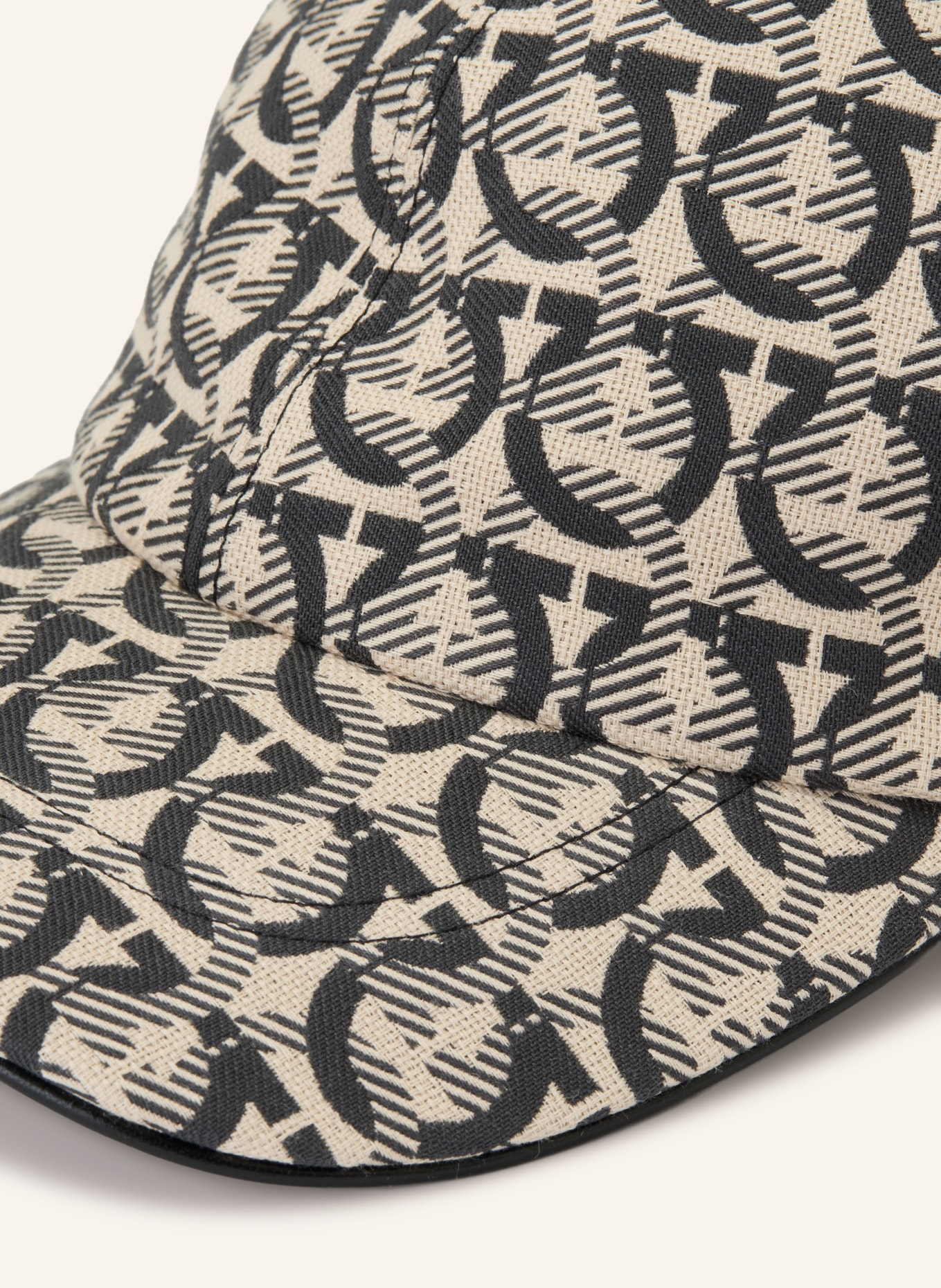 FERRAGAMO Cap: ECRU / SCHWARZ