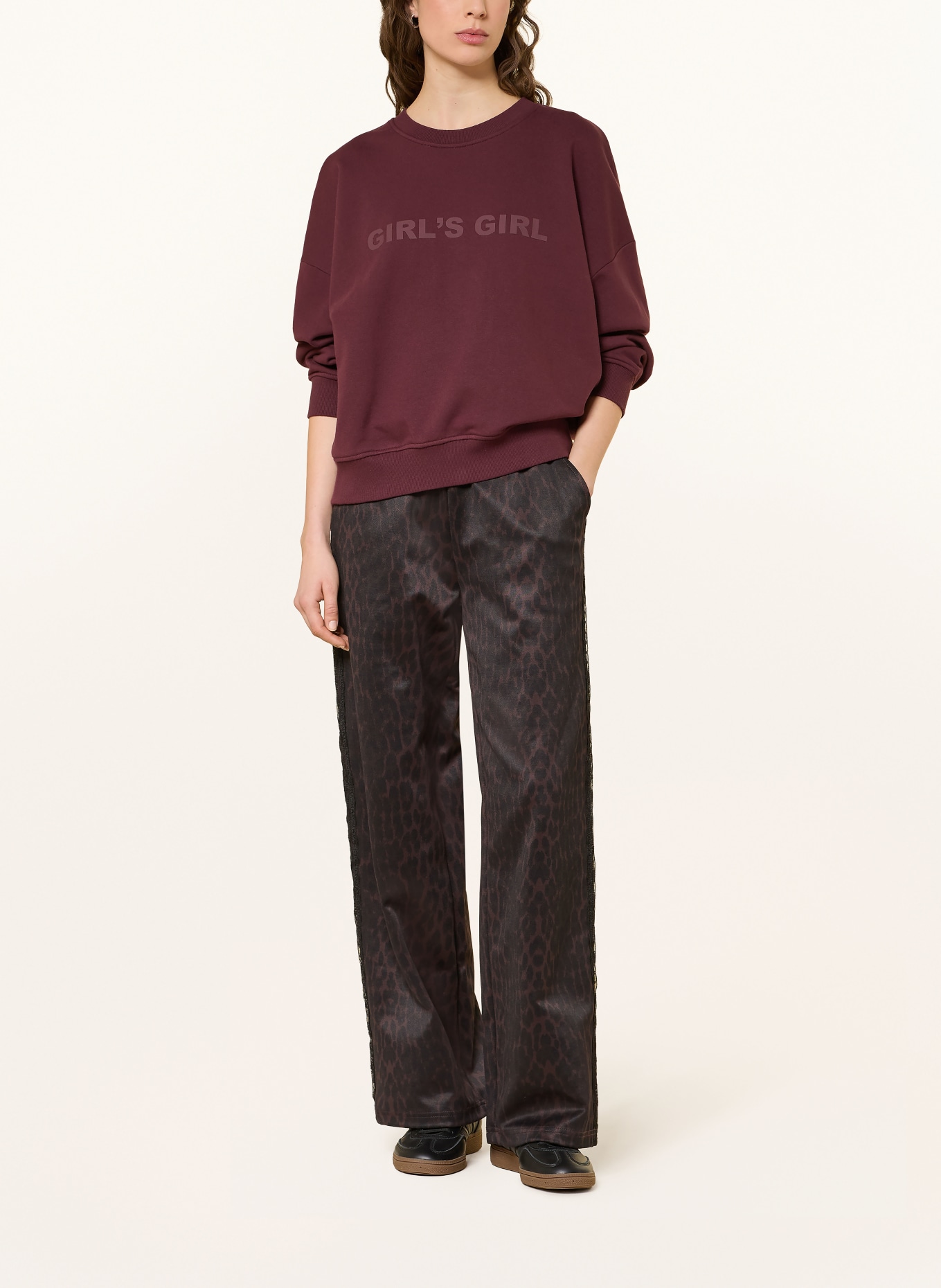 OH APRIL Sweatshirt GIRL'S GIRL: DUNKELBRAUN