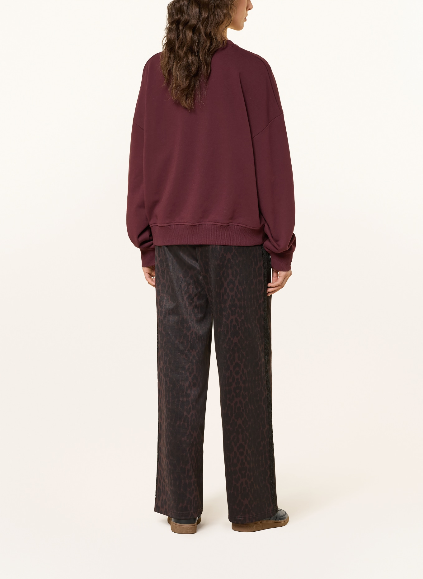 OH APRIL Sweatshirt GIRL'S GIRL: DUNKELBRAUN