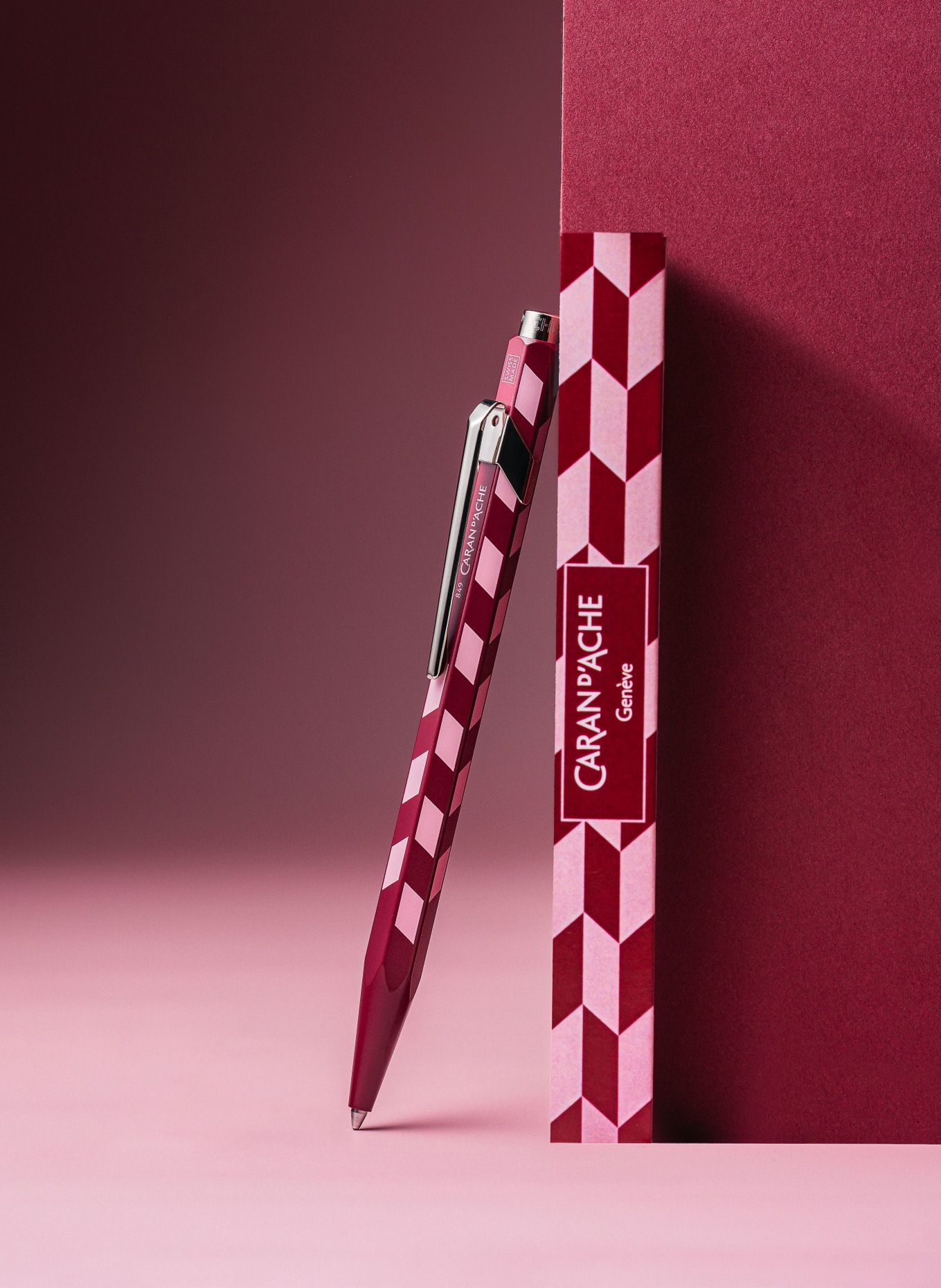 CARAN d'ACHE Kugelschreiber 849™: DUNKELROT / ROSA