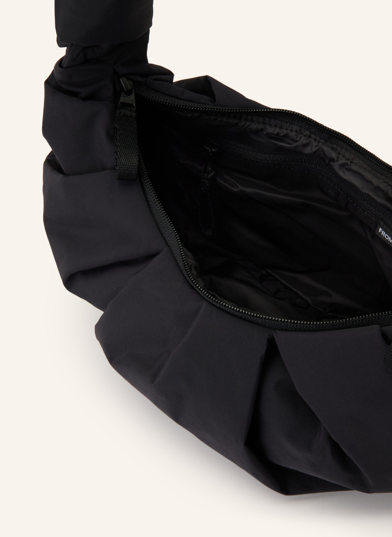 GOT BAG Taška přes rameno PLEAT MOON BACK SMALL: ČERNÁ