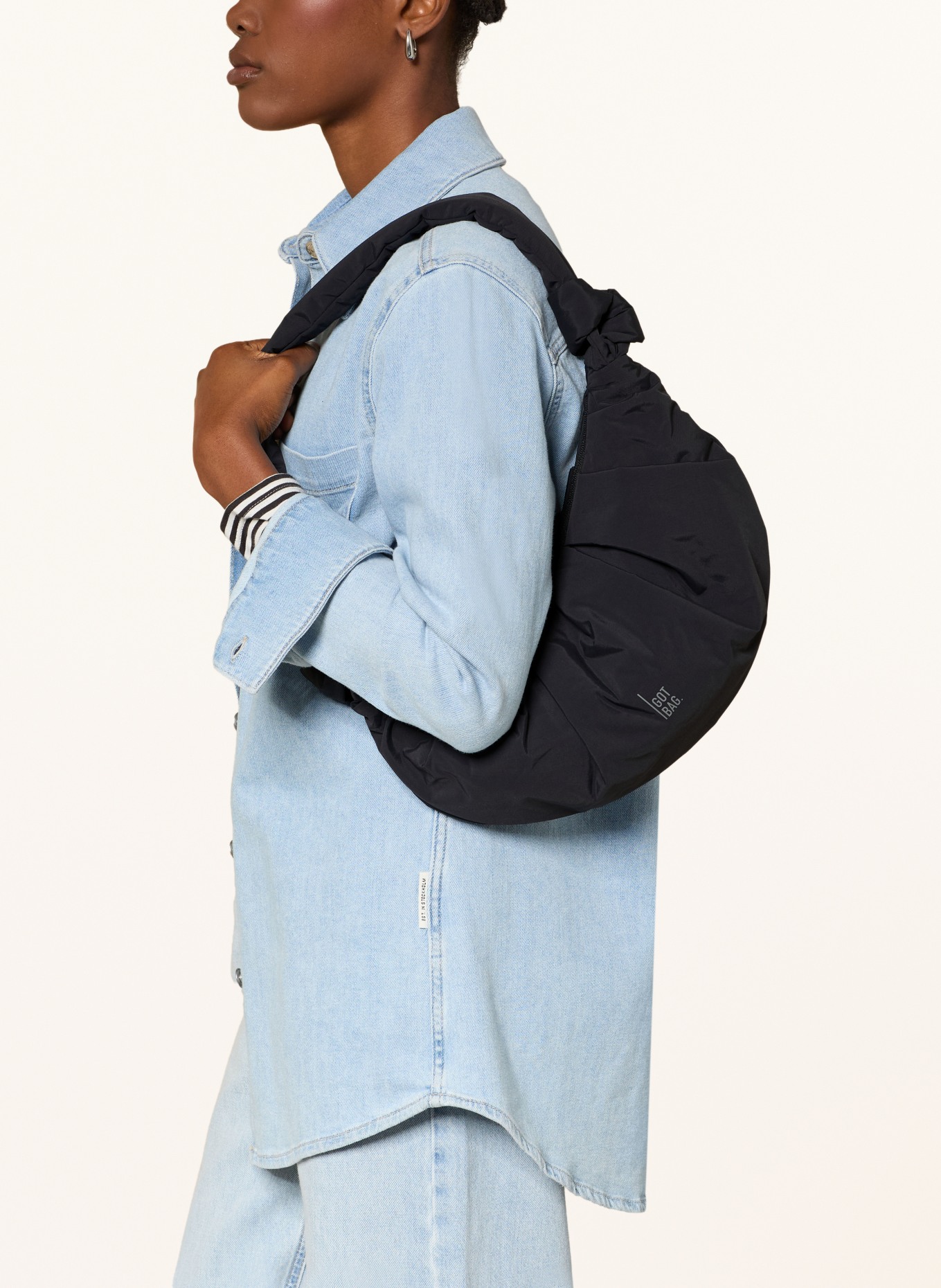 GOT BAG PLEAT MOON BACK SMALL Shoulder Bag: BLACK