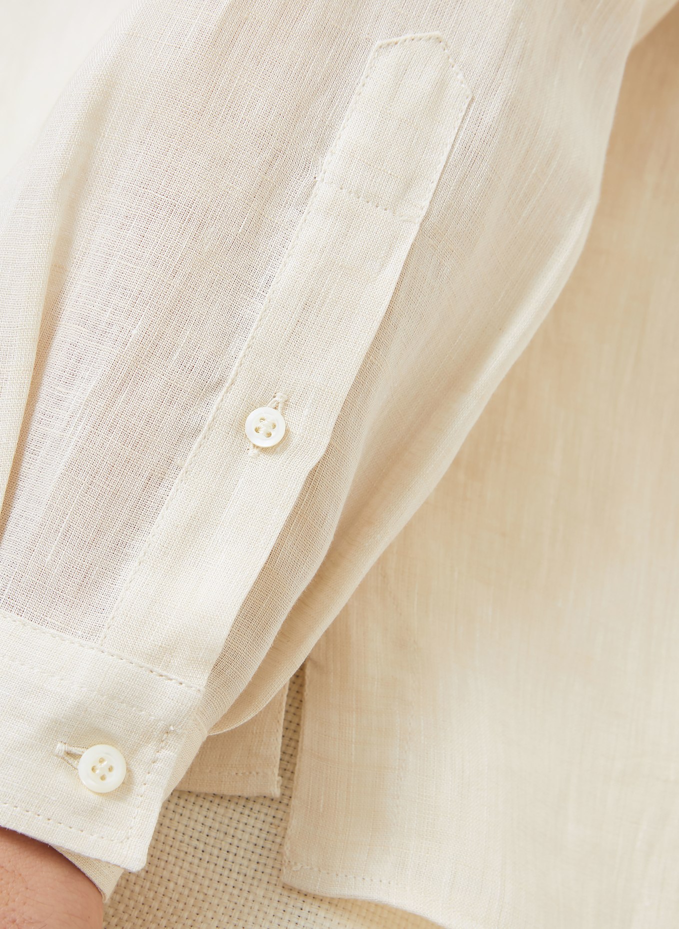 BRUNELLO CUCINELLI Easy-Fit Linen Shirt with Stand-Up Collar: CREAM