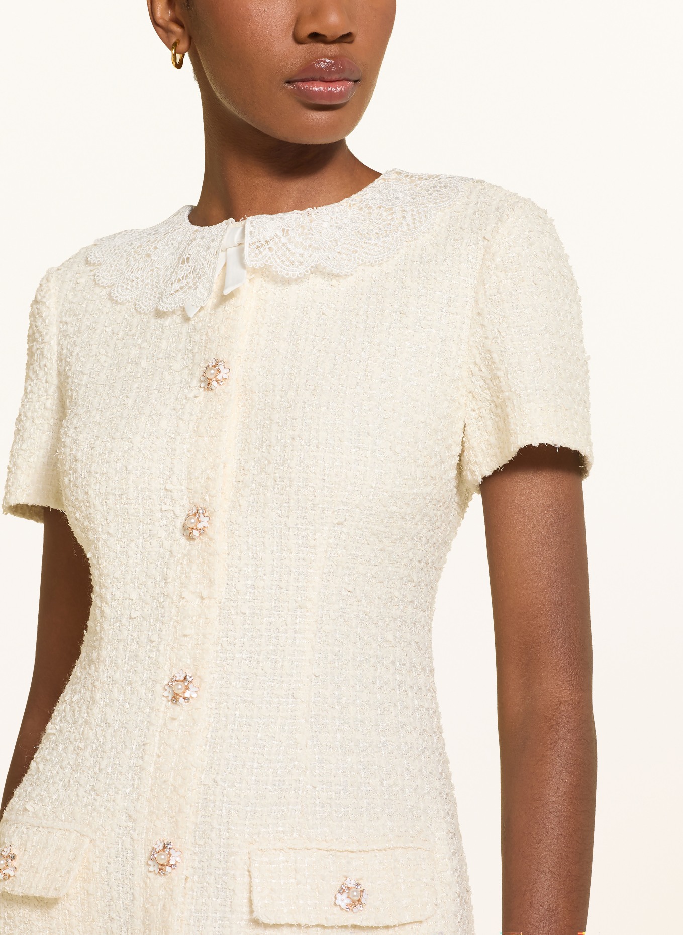 self-portrait Bouclé-Kleid mit Schmucksteinen und Spitze: CREME / GOLD