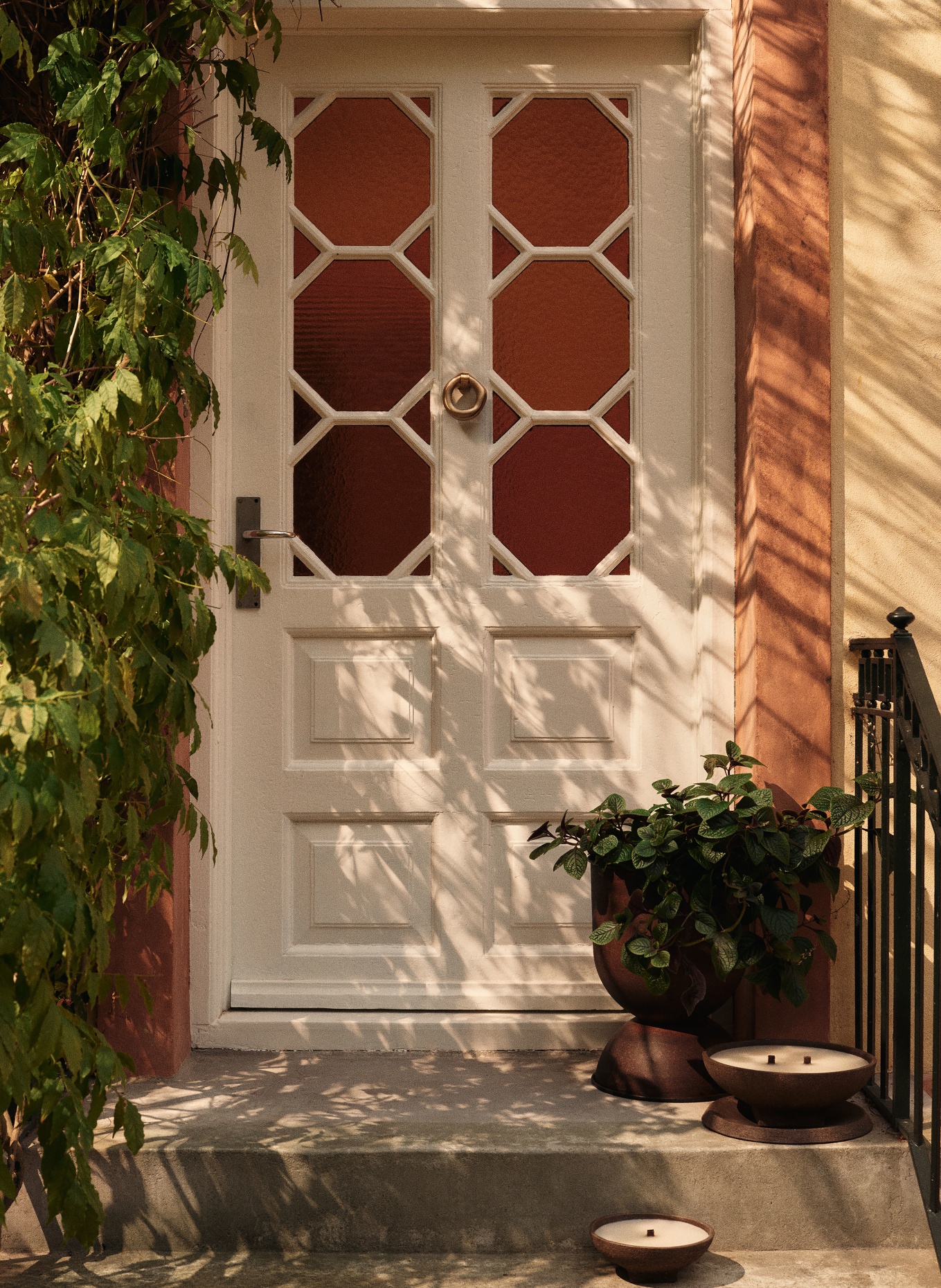 Ferm LIVING Pot de fleurs HOURGLASS SMALL: MARRON FONCÉ