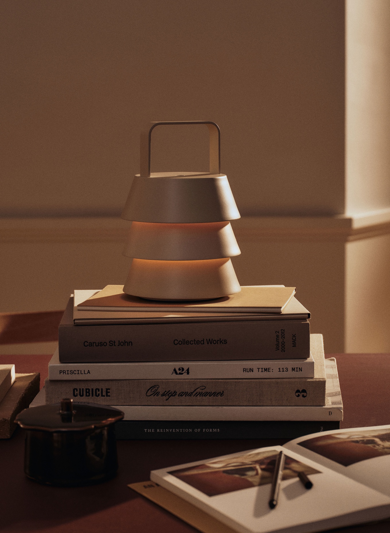 Ferm LIVING Tafellamp LUVER: CRÈME