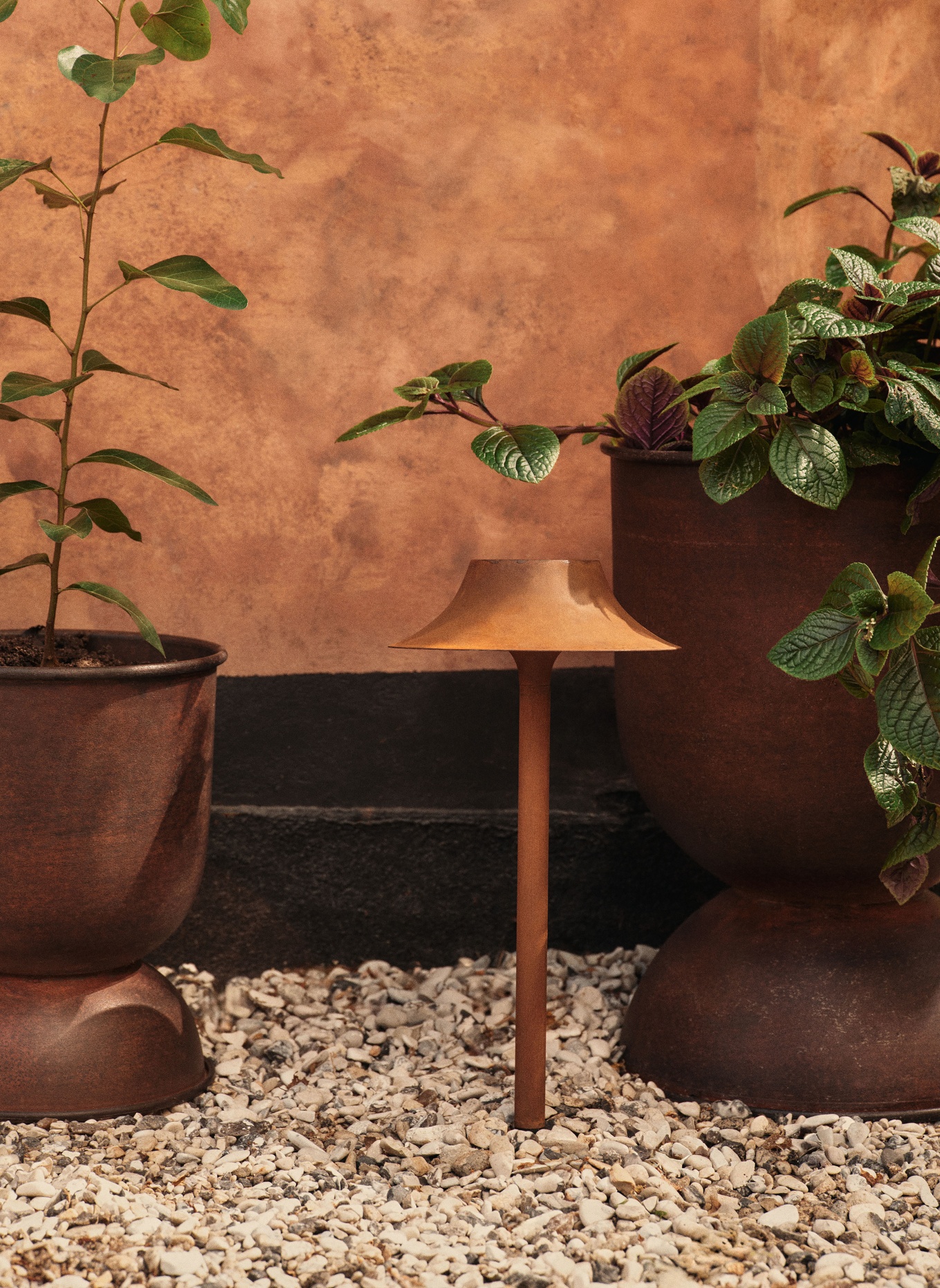 Ferm LIVING Pot de fleurs HOURGLASS MEDIUM: MARRON FONCÉ