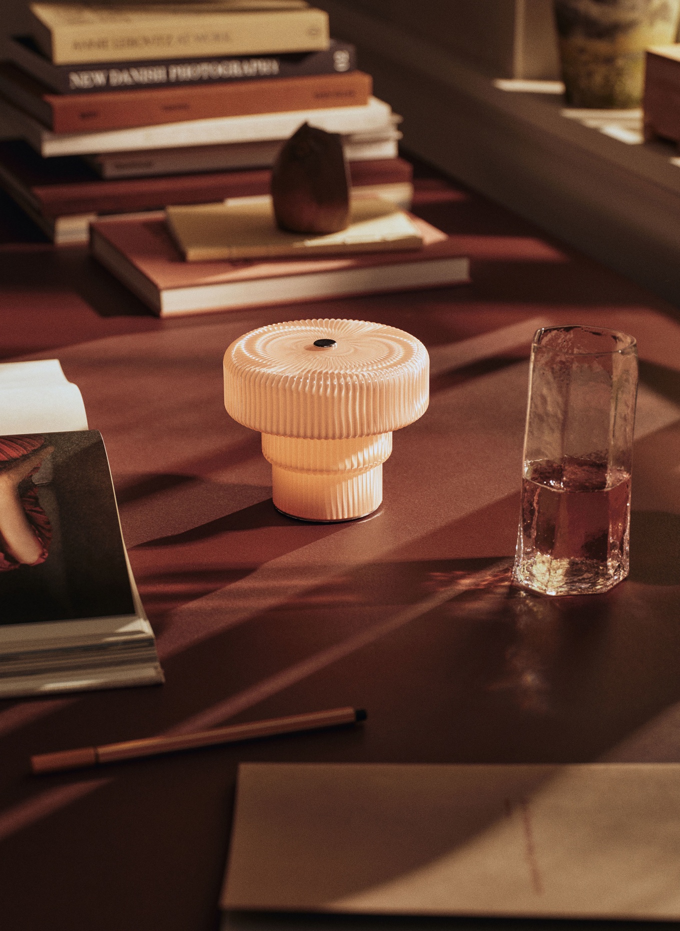 Ferm LIVING Tischleuchte RIPPLE: ROSÉ