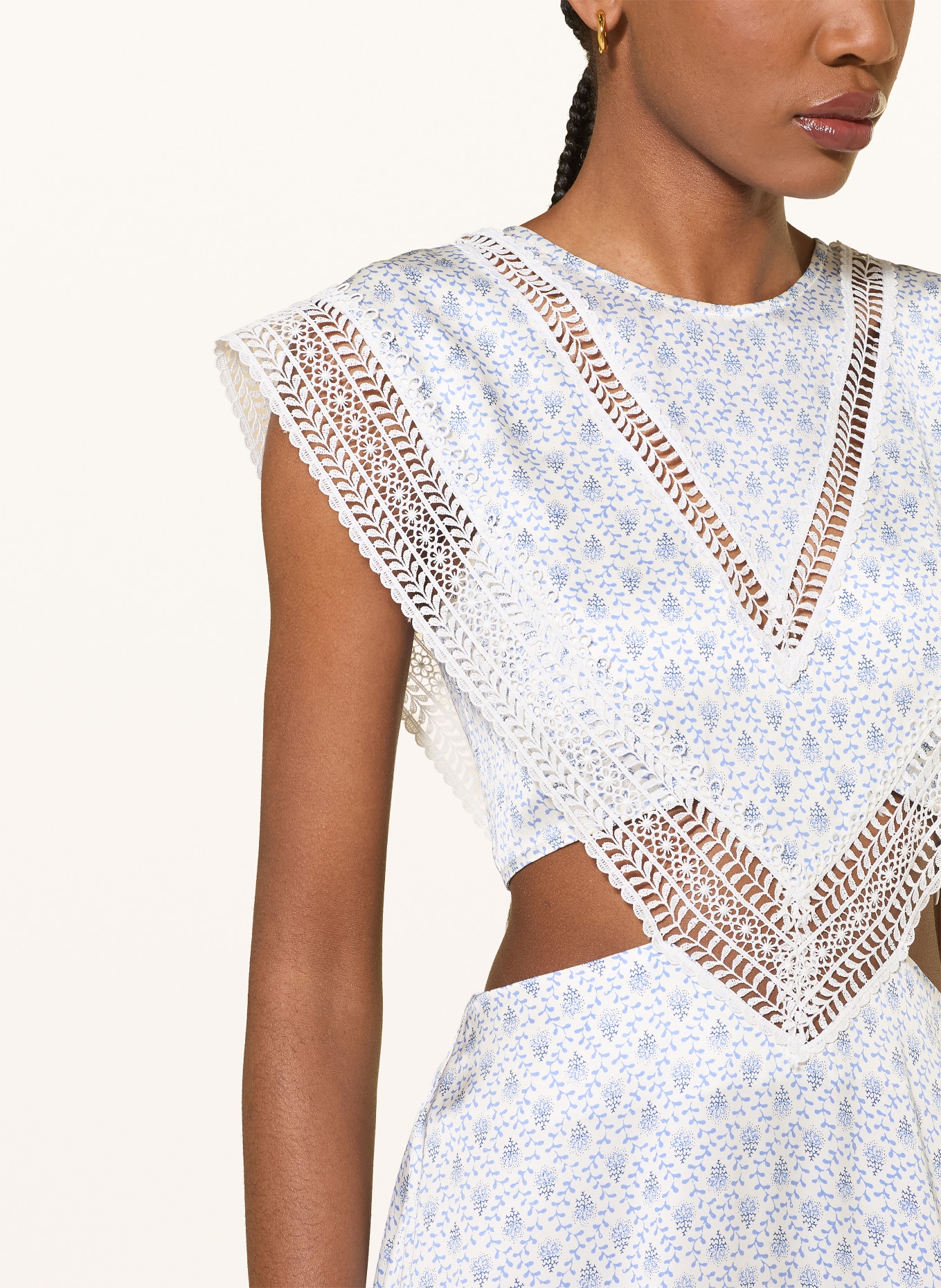 CLAUDIE PIERLOT Satynowa sukienka z wycięciami: BIAŁY / NIEBIESKI