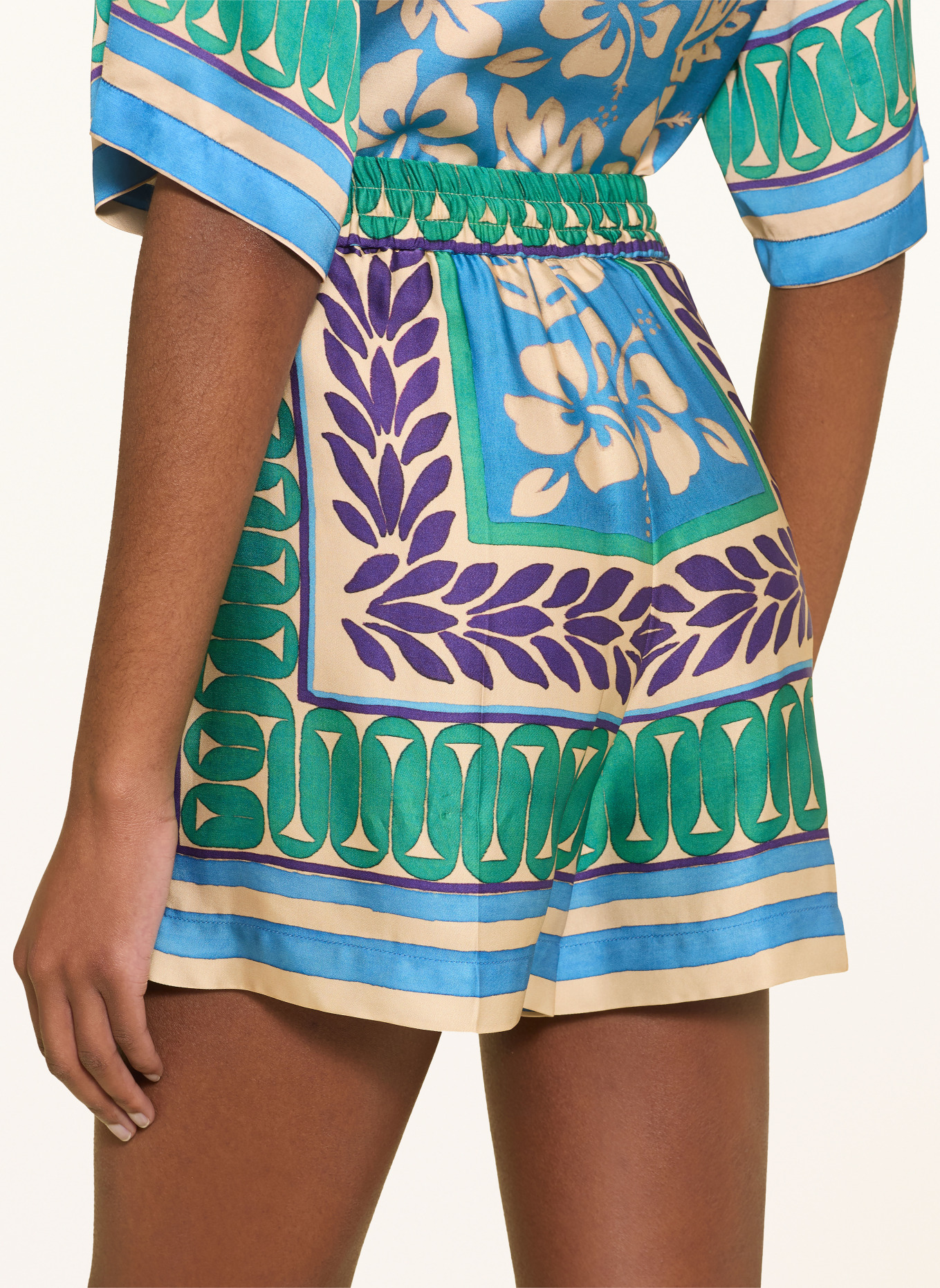 SANDRO Satinshorts: CREME / LILA / BLAU