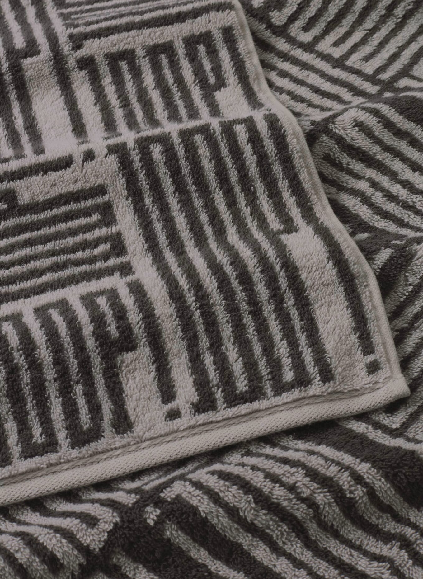 JOOP! Shower towel: LIGHT GRAY / DARK GRAY
