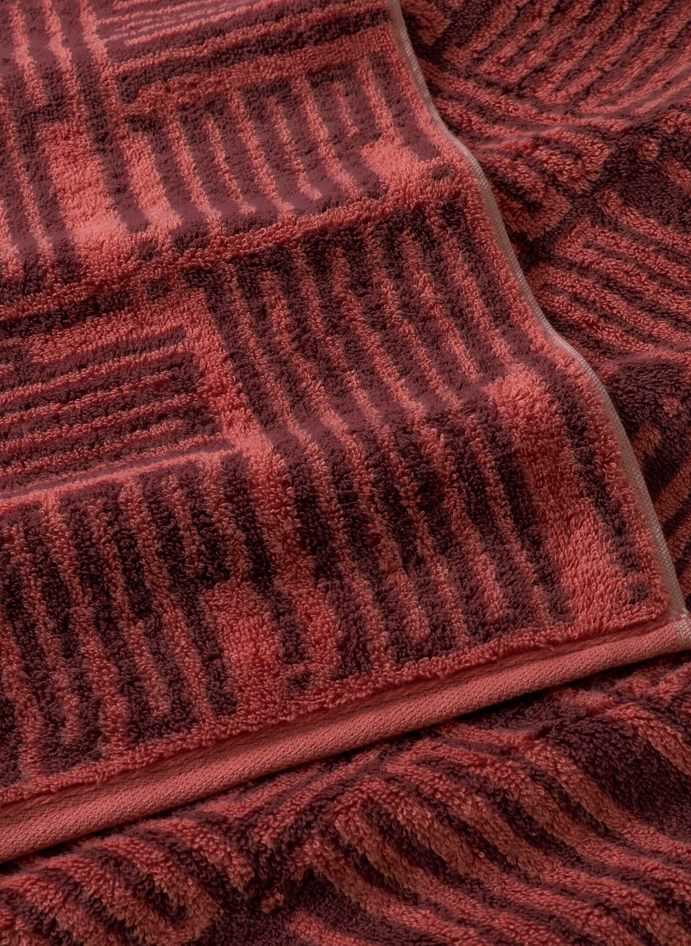 JOOP! Shower towel: LIGHT RED / DARK RED