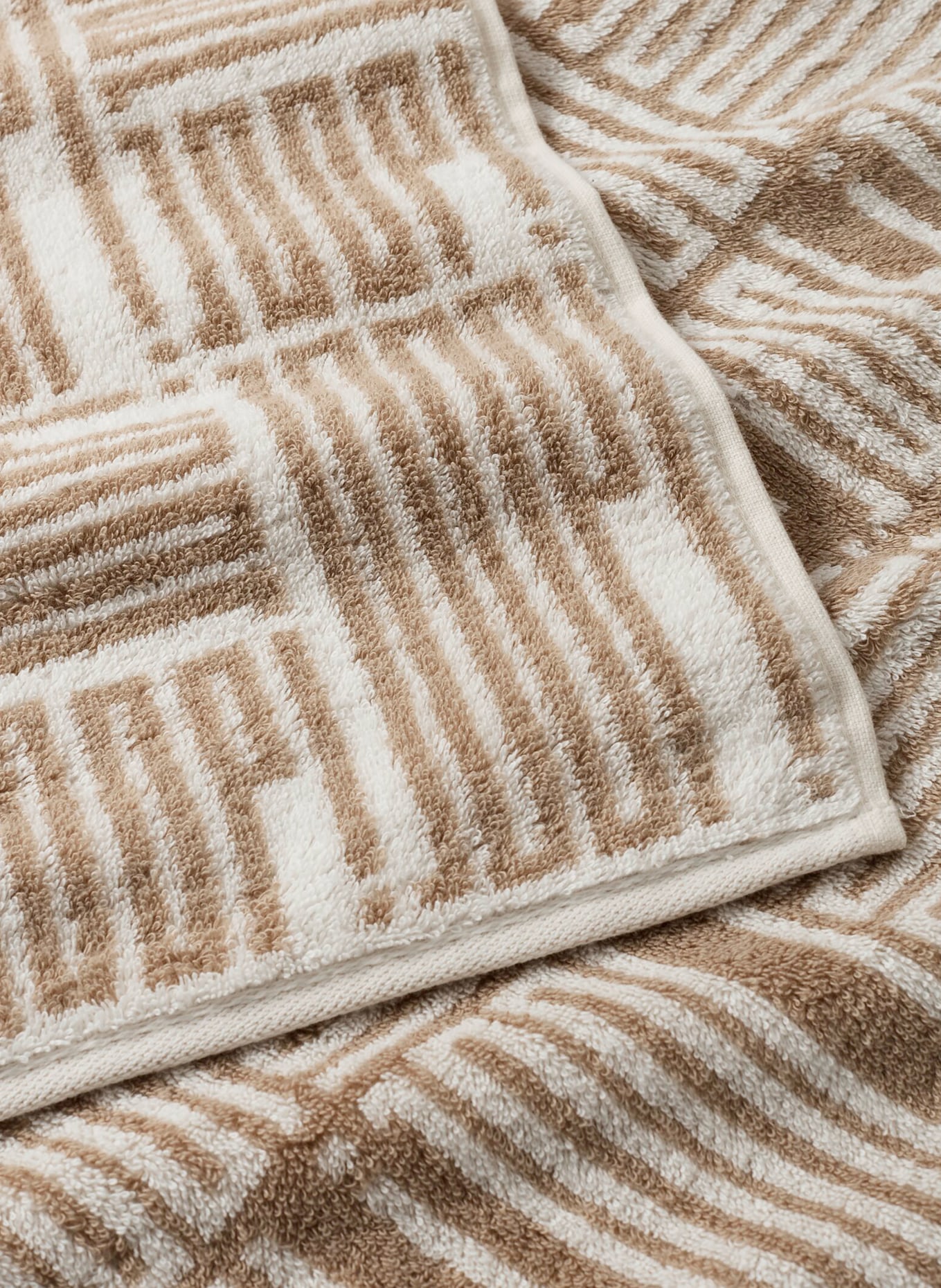 JOOP! Towel: LIGHT BROWN / CAMEL