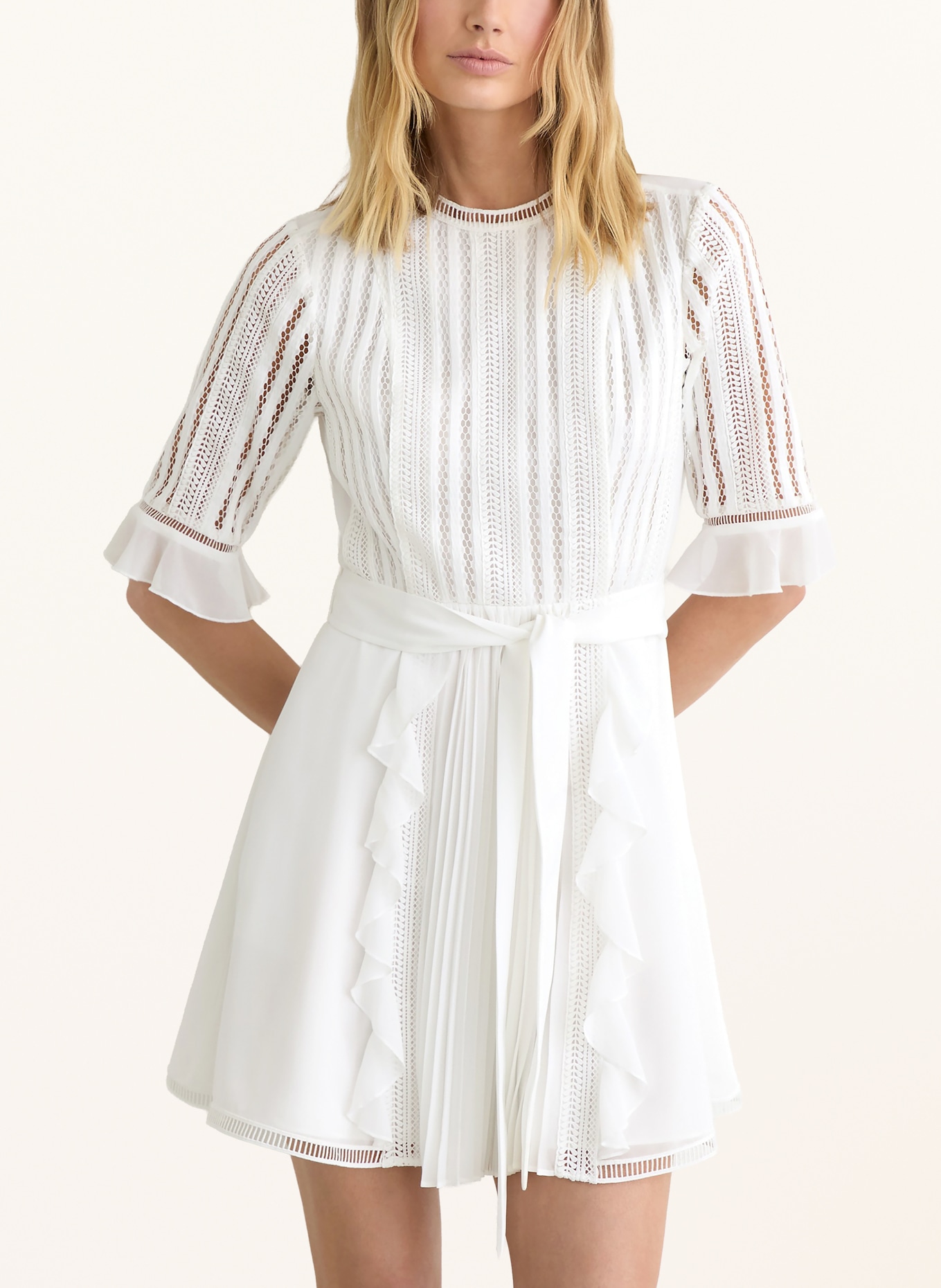 REISS Robe ARMINA avec dentelle et volants: BLANC
