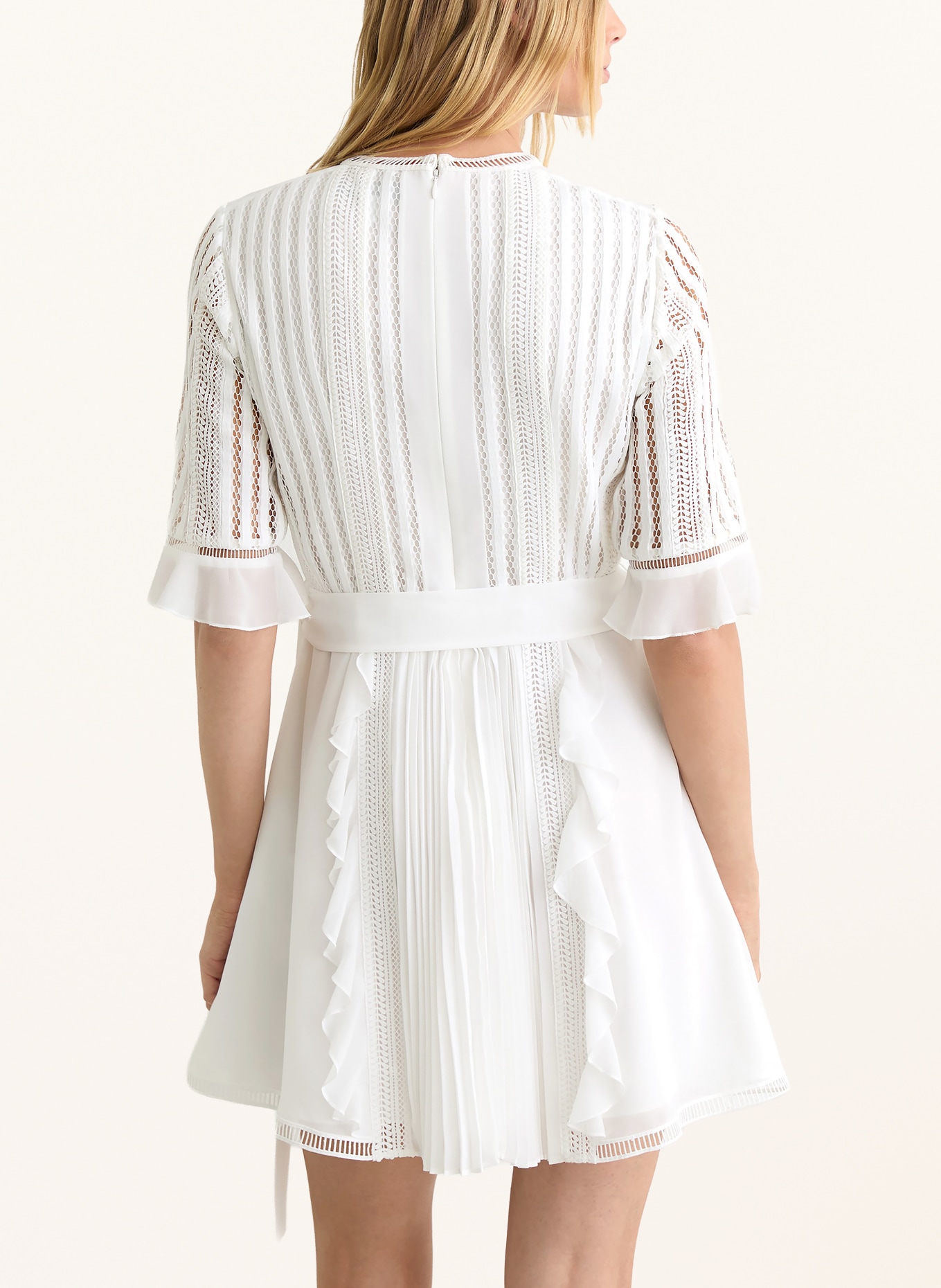 REISS Robe ARMINA avec dentelle et volants: BLANC