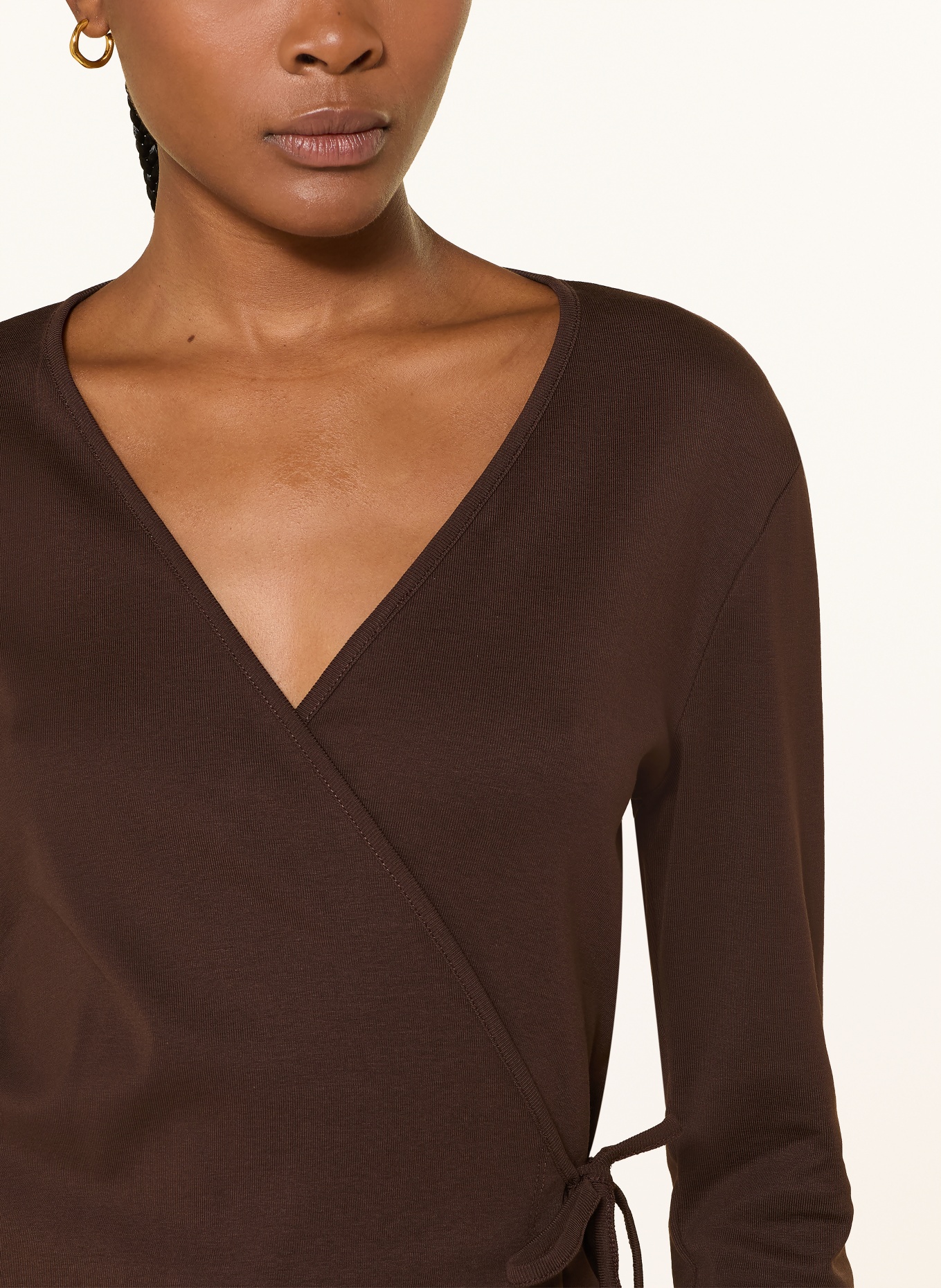 BAUM UND PFERDGARTEN JOVINA-shirt met lange mouwen in wikkelstijl: MARRON FONCÉ