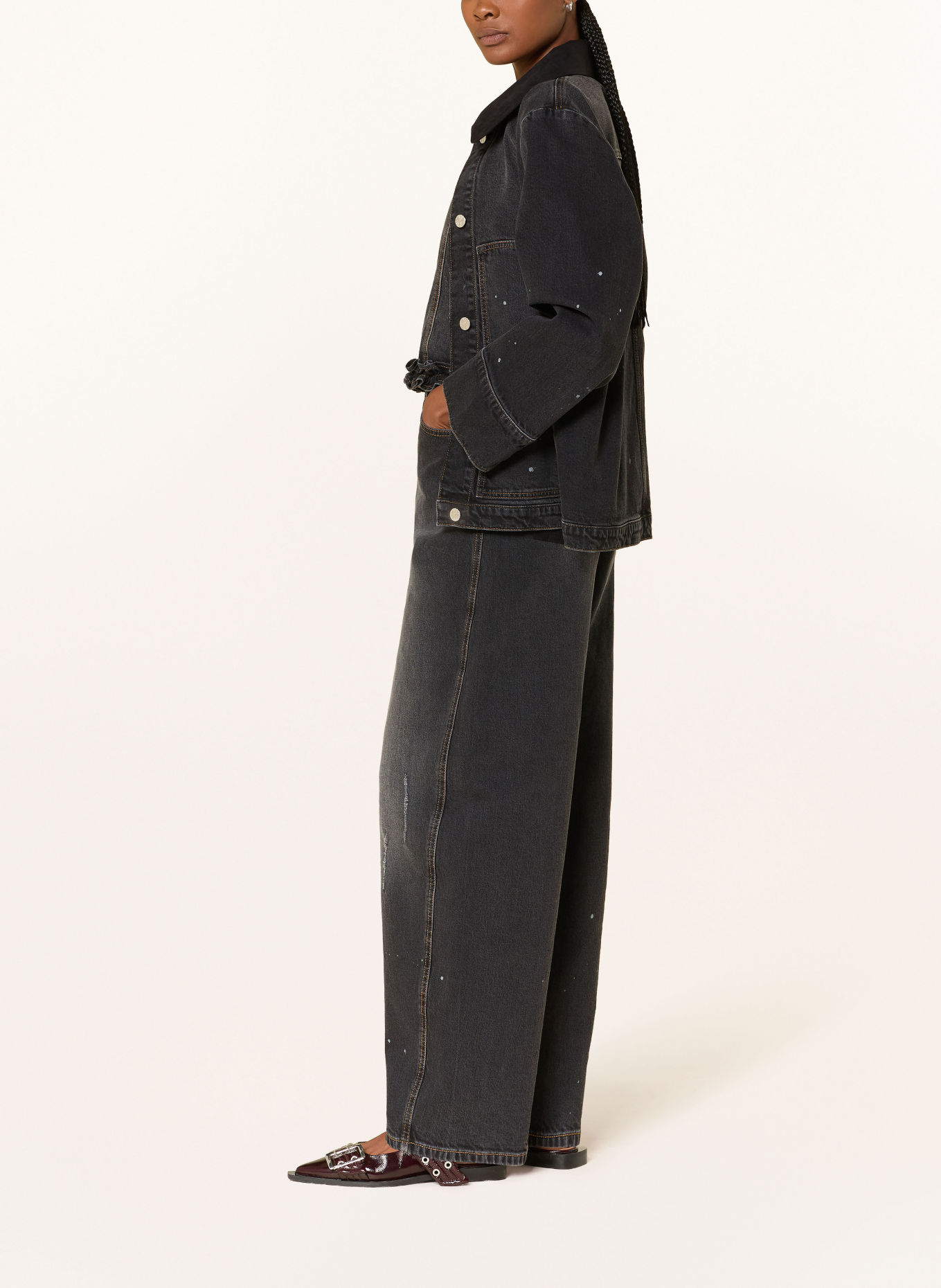 BAUM UND PFERDGARTEN Barrel Jeans NEVIN: C9892 Black Washed Denim