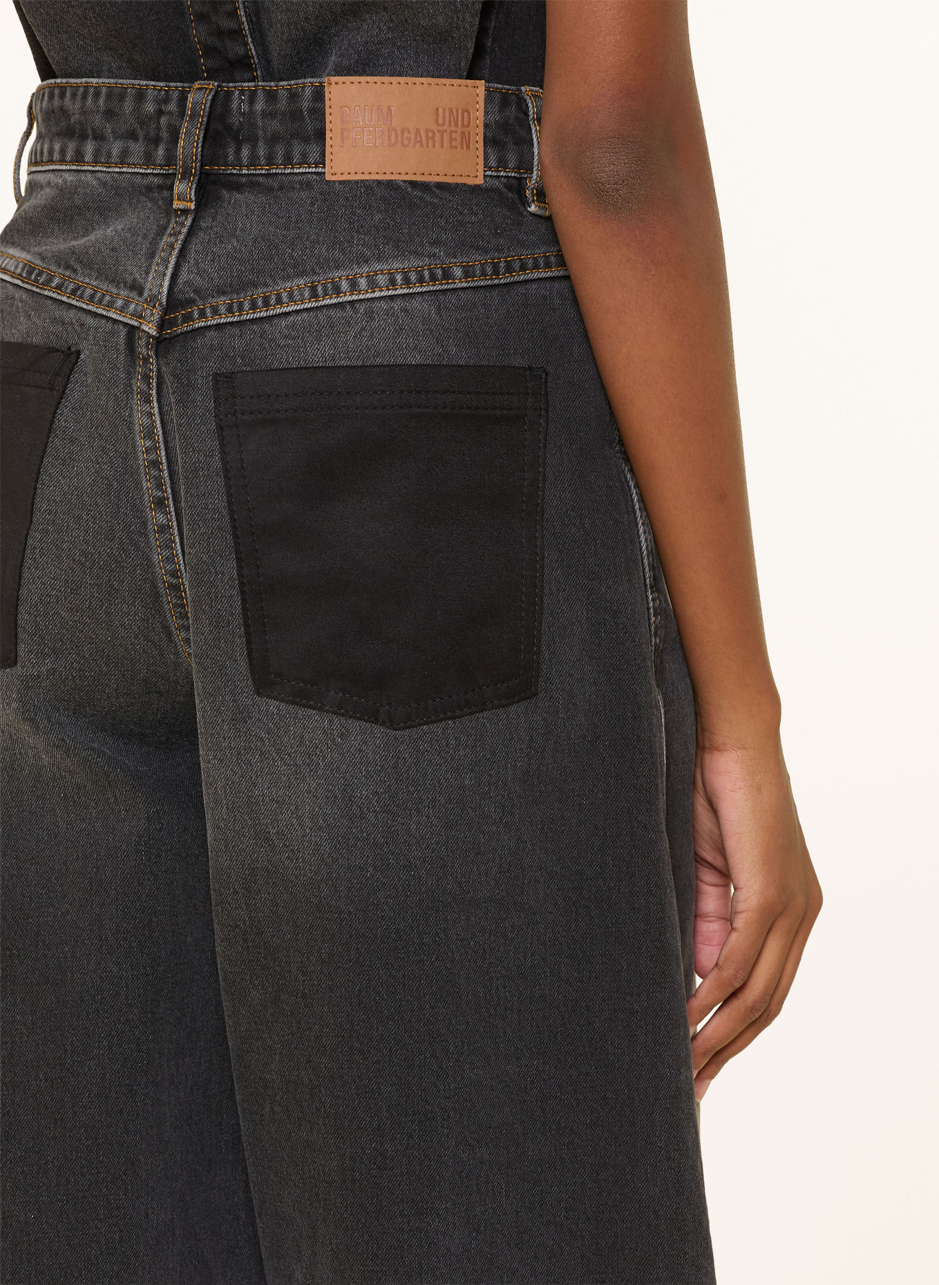 BAUM UND PFERDGARTEN Barrel Jeans NEVIN: C9892 Black Washed Denim