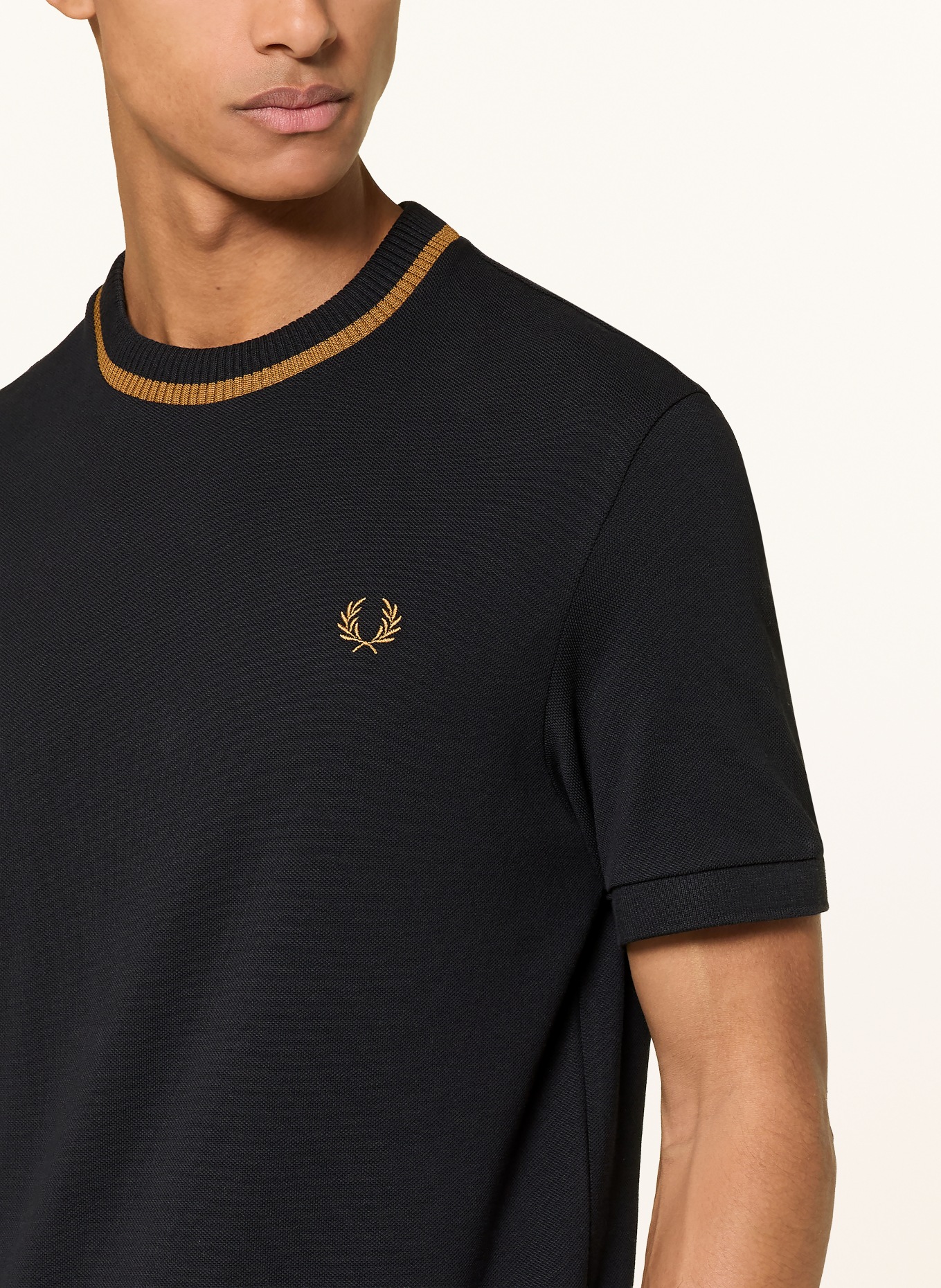 FRED PERRY T-Shirt aus Piqué: SCHWARZ / COGNAC