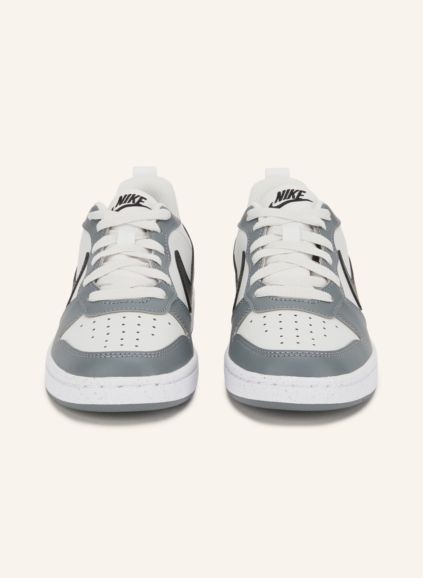 Nike Baskets COURT BOROUGH LOW RECRAFT: BLANC / GRIS FONCÉ / NOIR