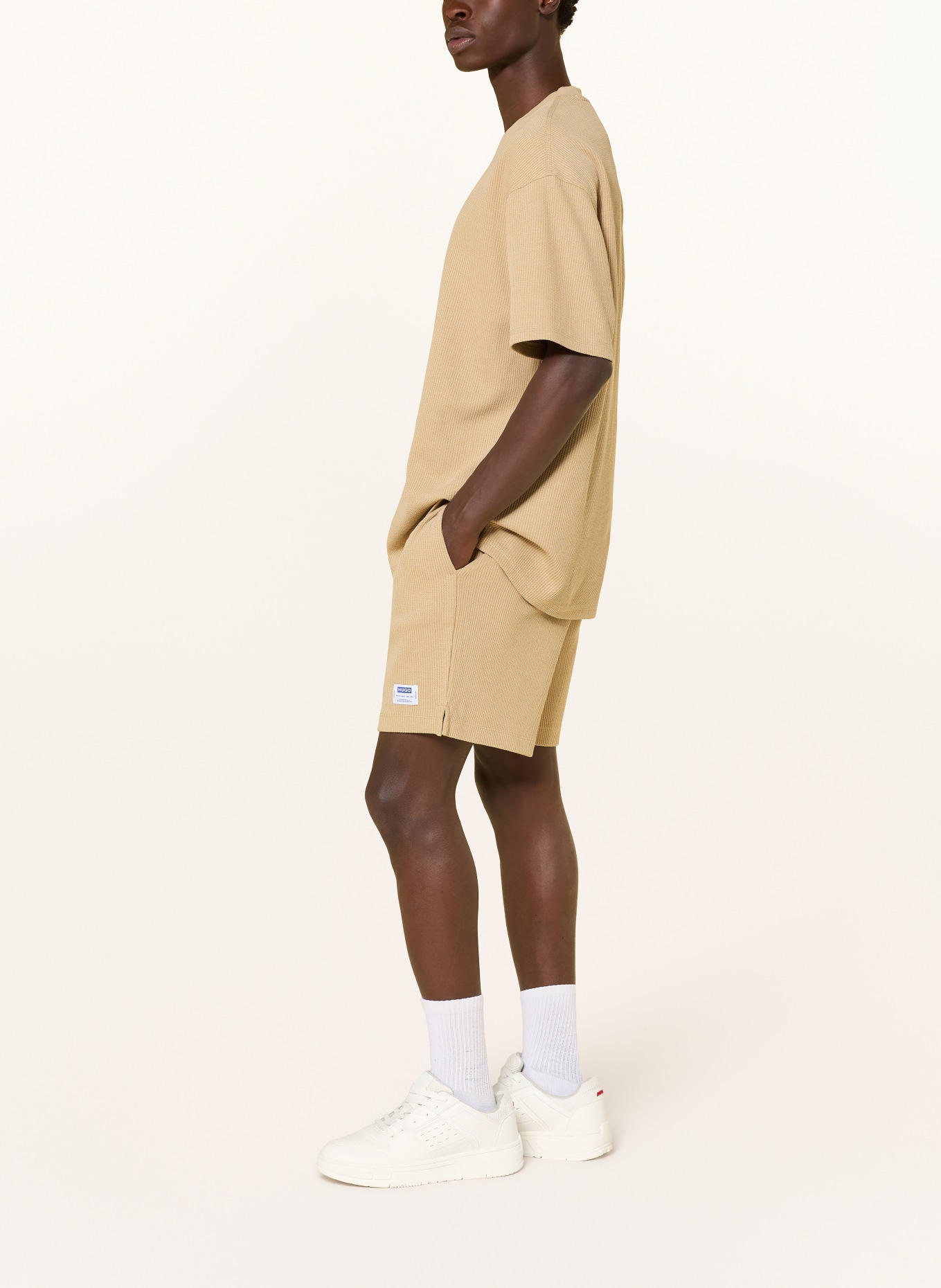 HUGO Sweatshorts NUWAFFLO: BEIGE