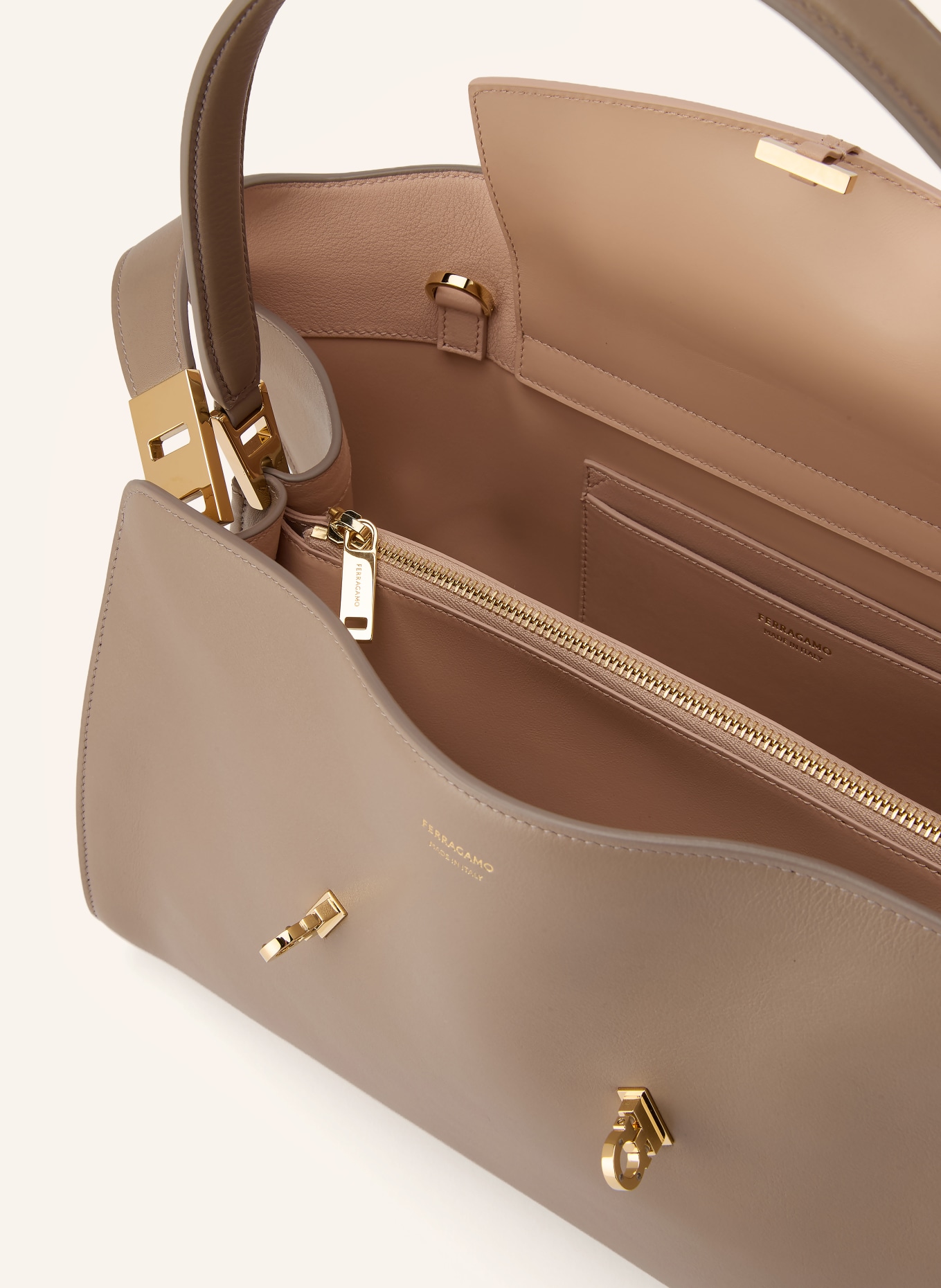 FERRAGAMO Schultertasche HUG: TAUPE / GOLD