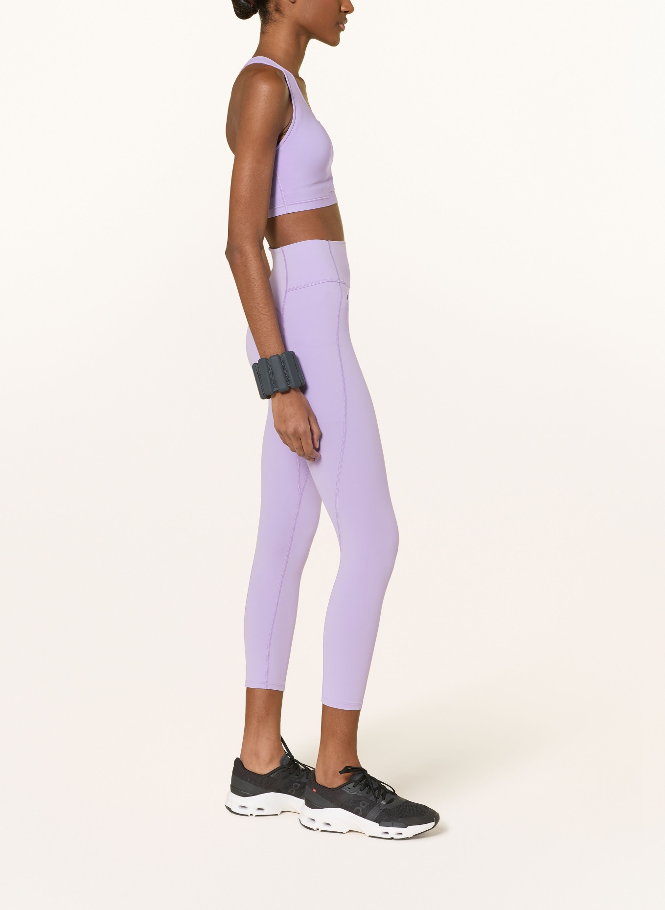On STUDIO Tights: LIGHT PURPLE