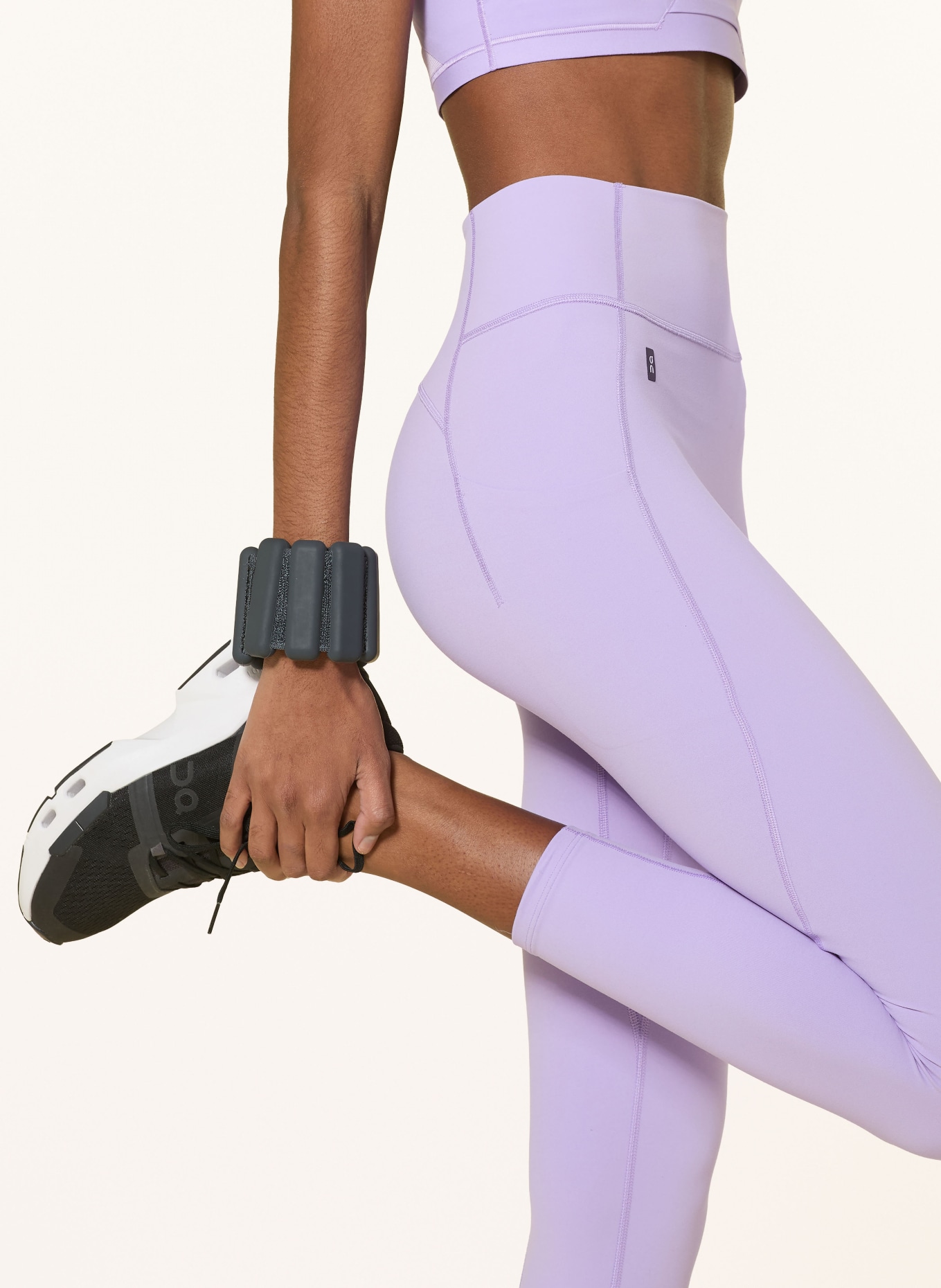 On STUDIO Tights: LIGHT PURPLE