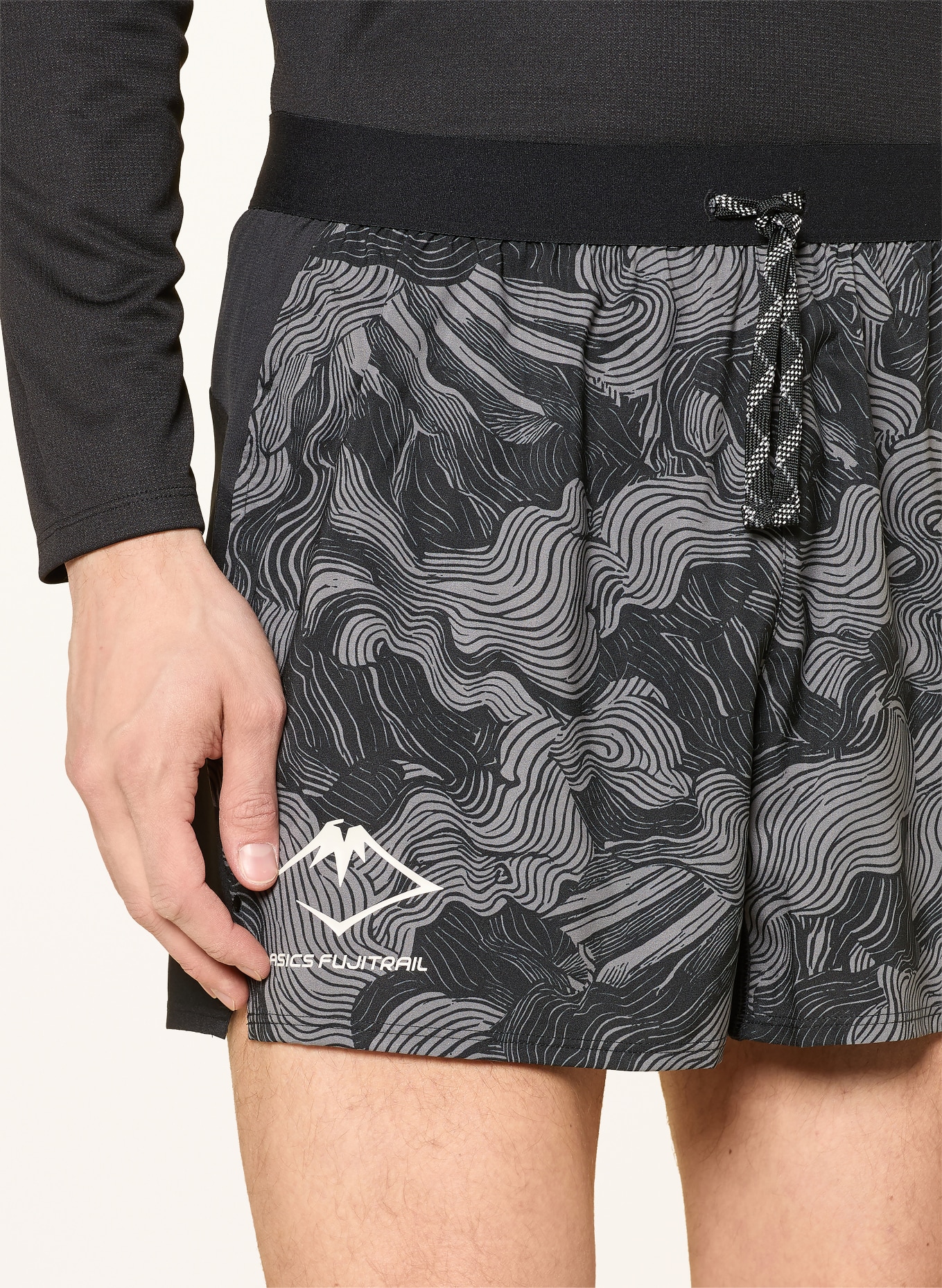ASICS FUJITRAIL 2-in-1 Running Shorts: BLACK / GRAY / WHITE